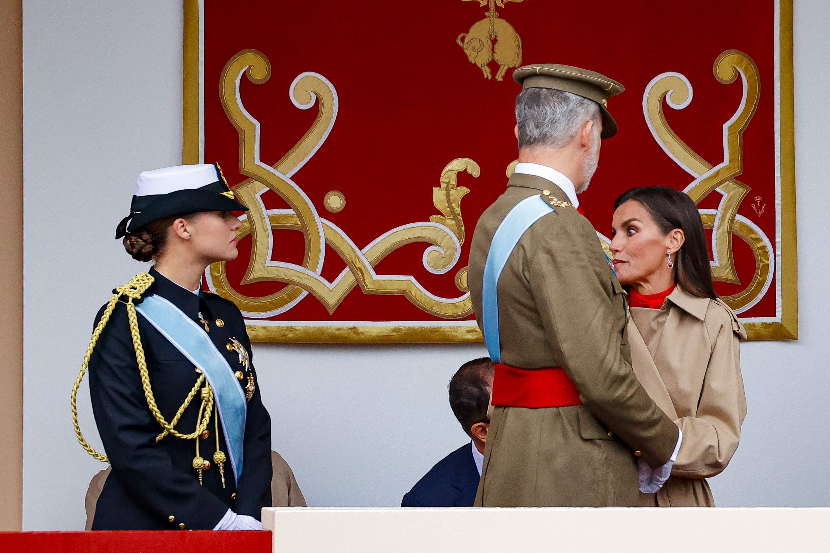 Letizia huye del desfile militar: discusión con Felipe en público, Leonor no sabe qué hacer