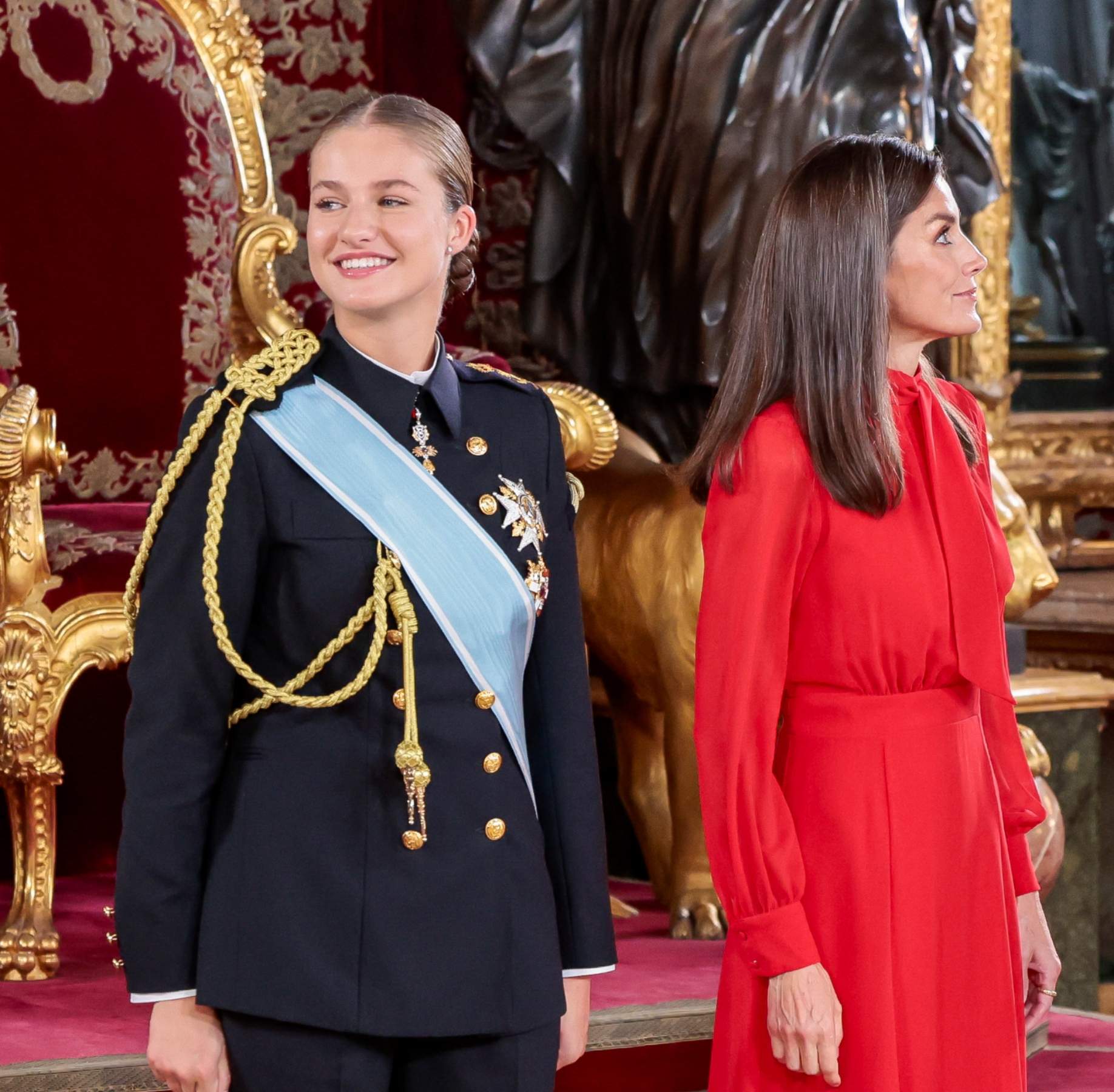 A Leonor le cae la baba, ojitos en medio del besamanos: momento de complicidad con este cadete