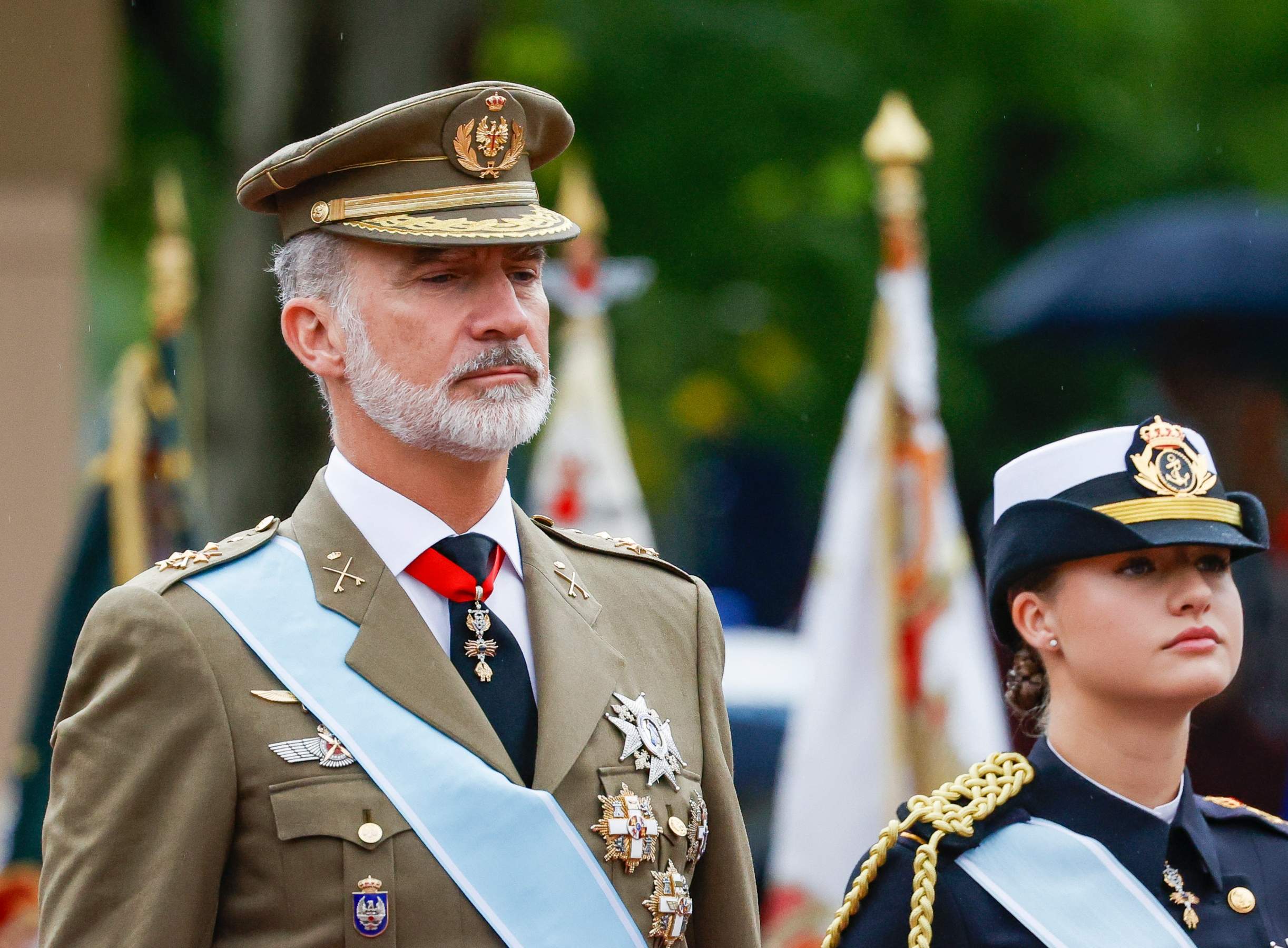 Felipe traiciona a Juan Carlos, indirecta fulminante durante el besamanos: invitado incendiario