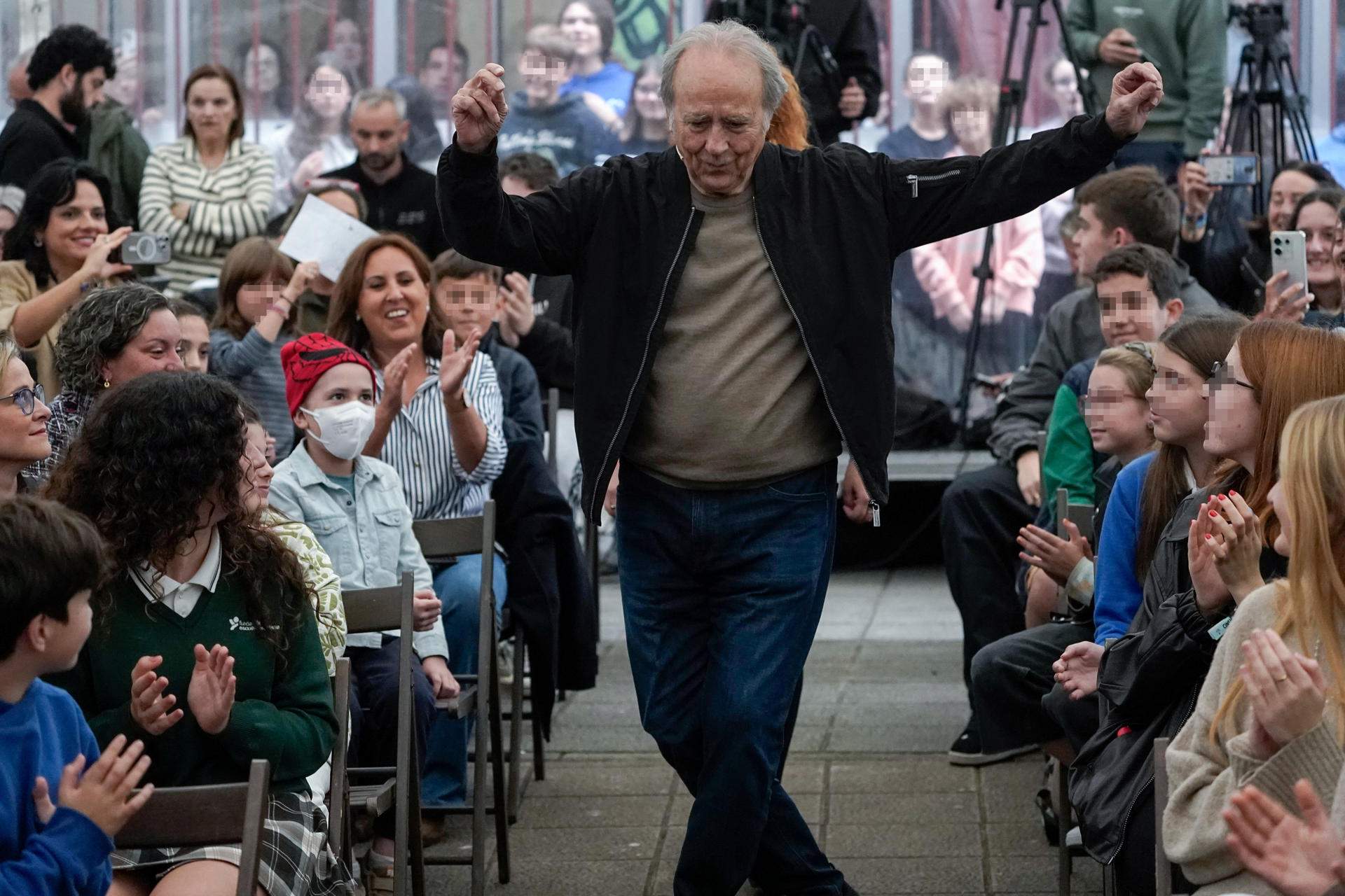 Leonor premia a Serrat, en Oviedo con hijos: Queco, Maria y Candela y seis nietos