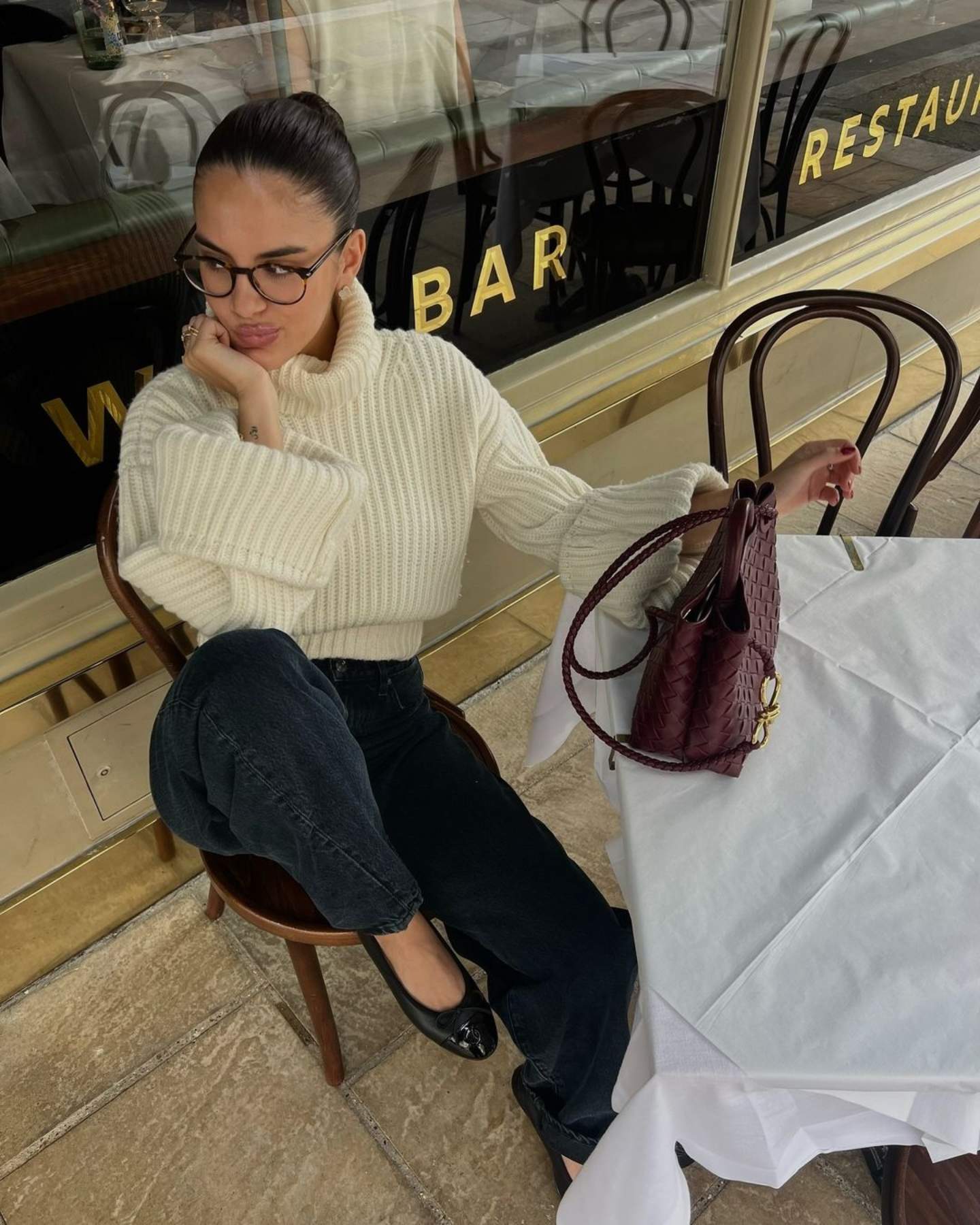 Maria Guardiola, mesa para dos en un restaurante de Barcelona: selfie en el espejo "Buena compañía"