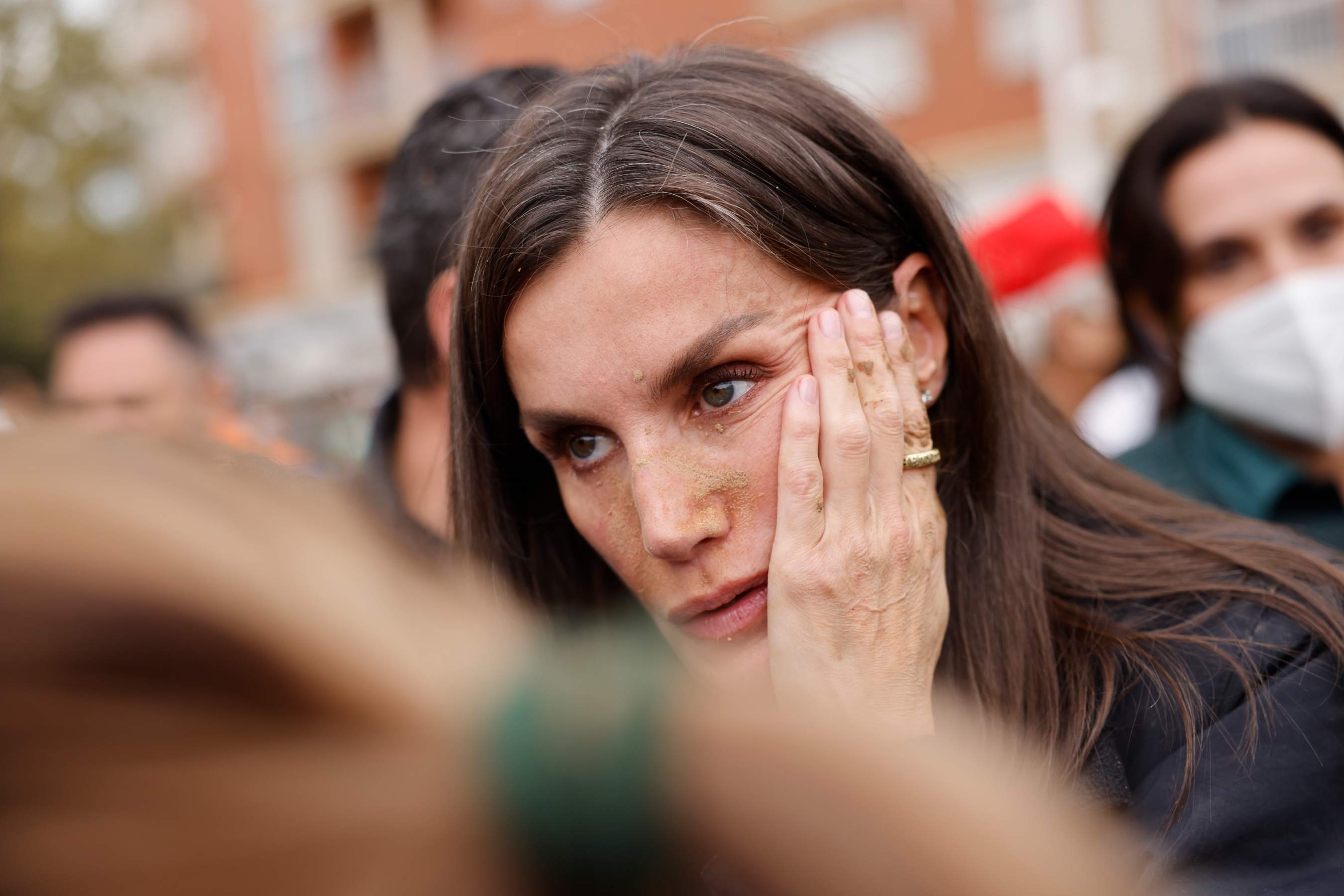 Letícia, a llàgrima viva i plena de fang, acotxa el cap i assumeix la culpa: "¡A ti no te falta agua!"