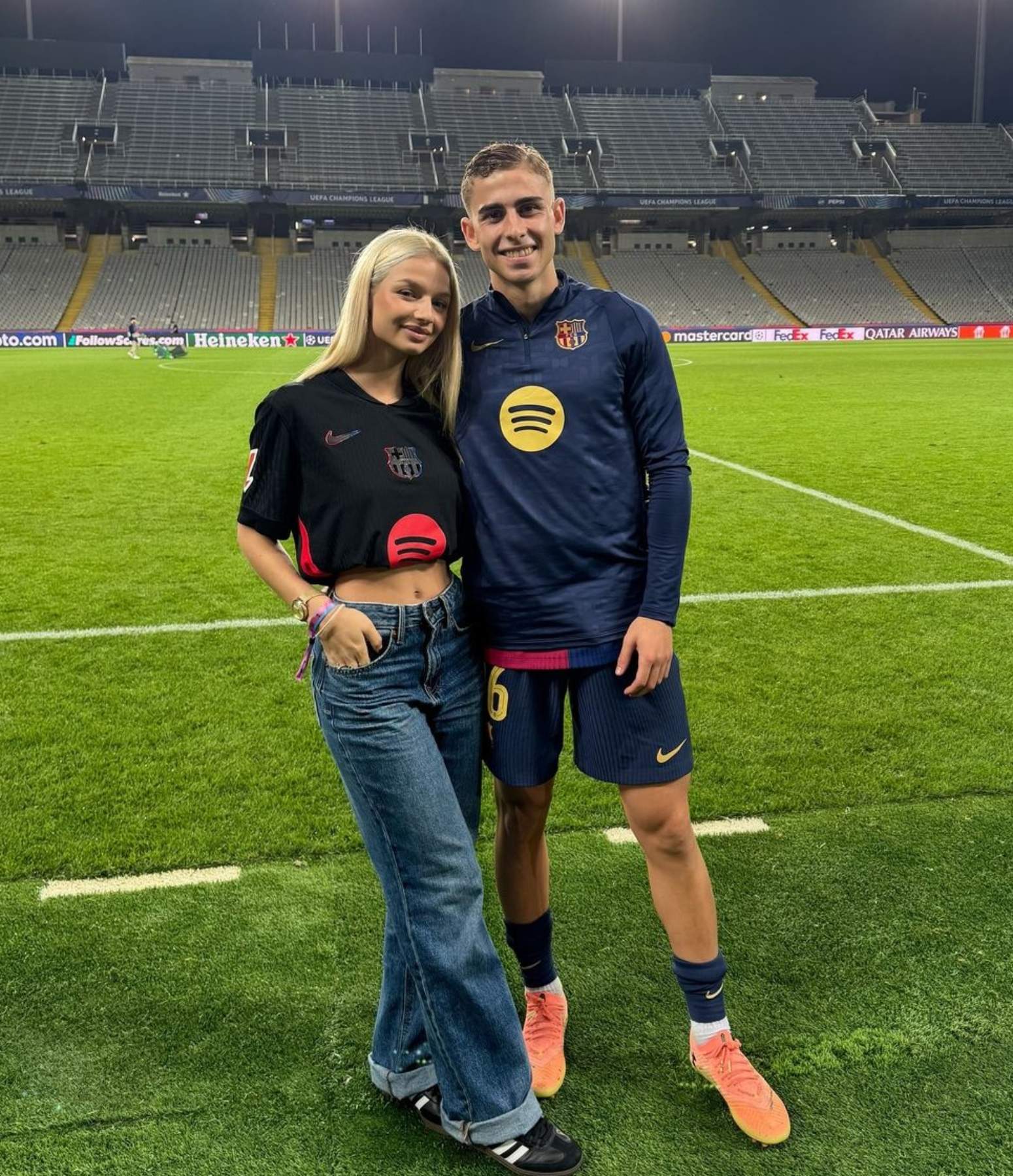 Fermín López i Berta Gallardo enamoren a Montjuïc: la visita de la WAG vestida de blaugrana