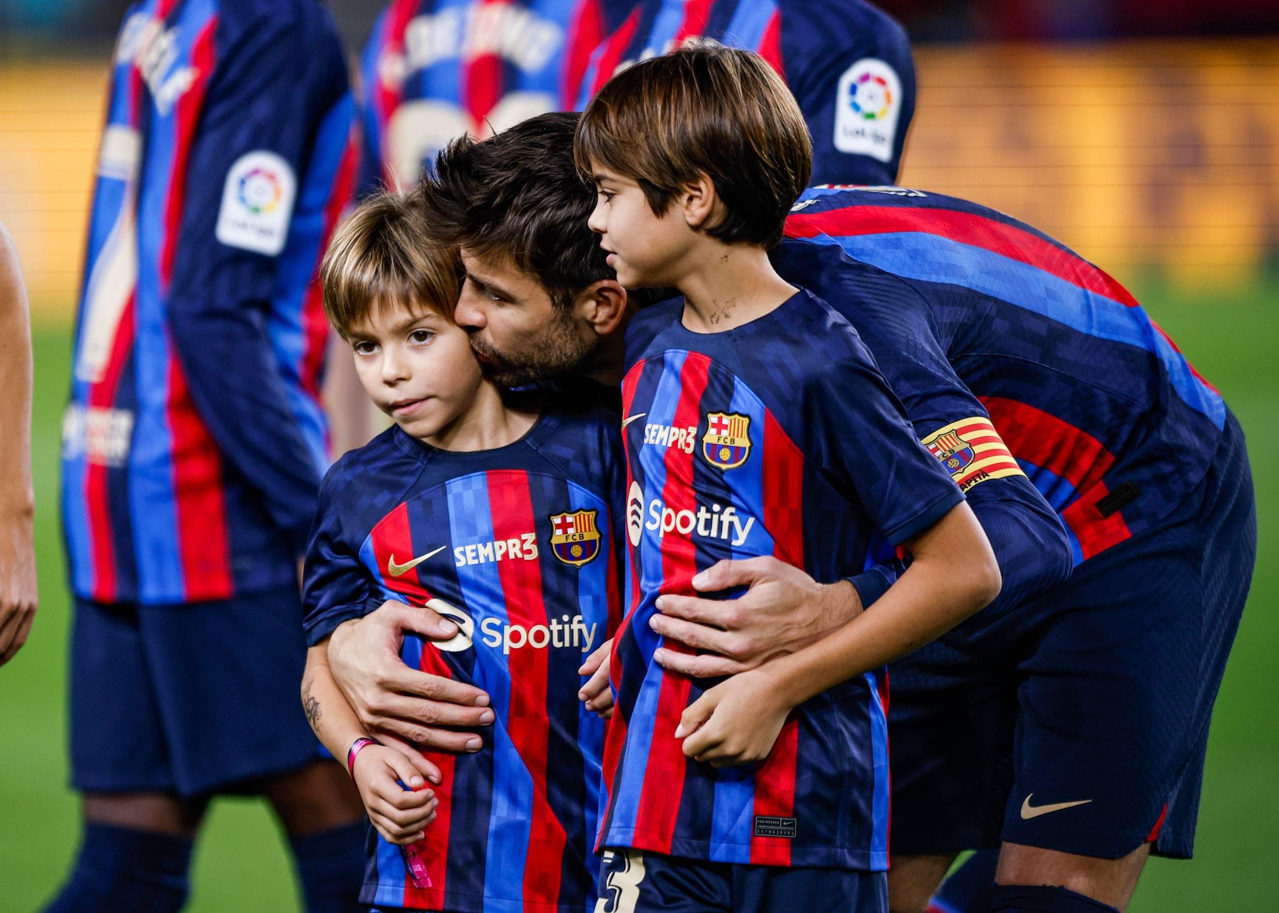 Piqué y Milan emocionan juntos en el Estadi Olímpic: la celebración culé que irritará a Shakira