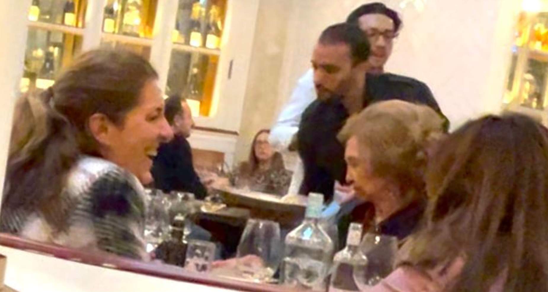 EXCLUSIVA La reina Sofía comiendo en un conocido restaurante de Barcelona: quién ha pagado