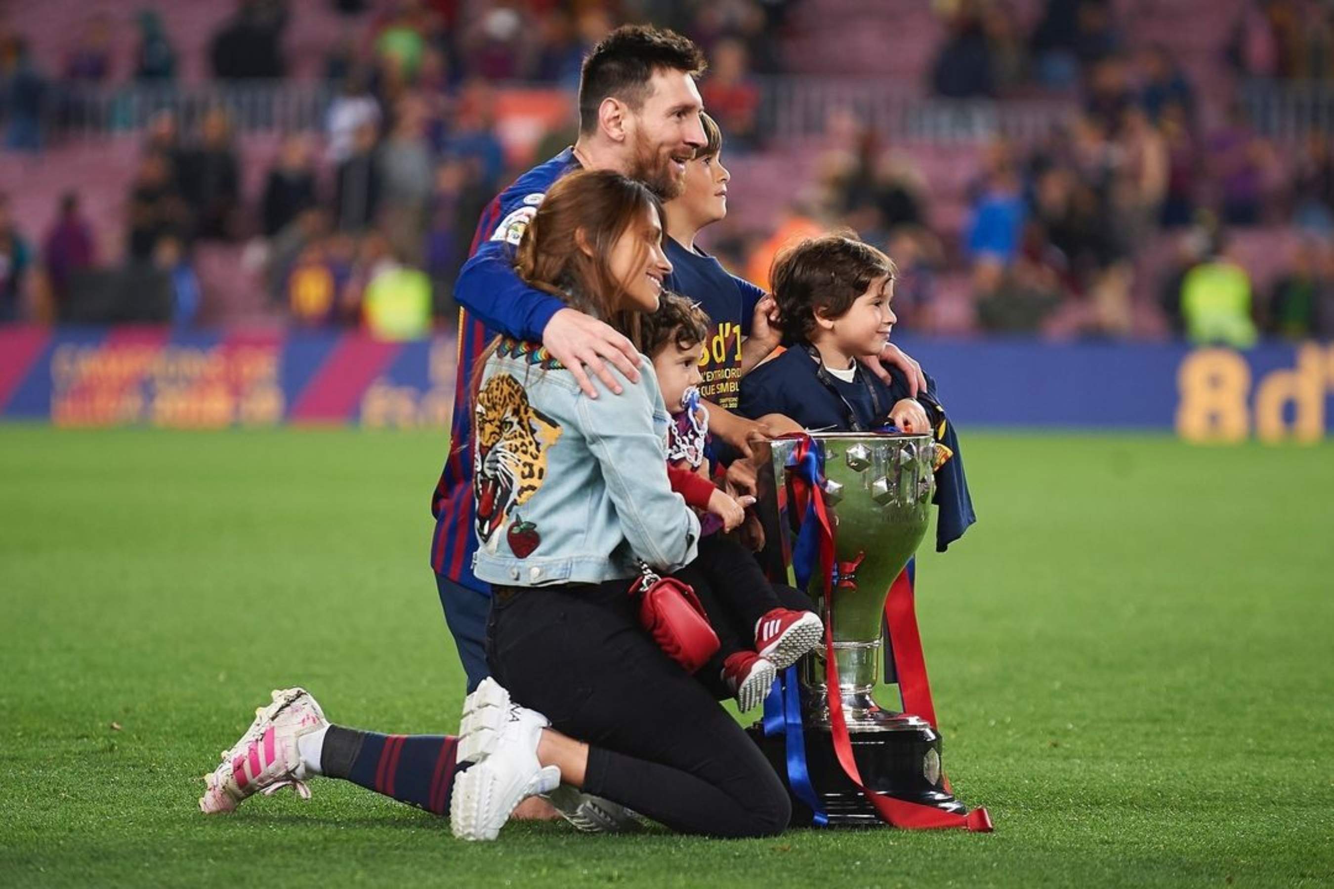 Mateo Messi conquista a los culés con la equipación blaugrana y un dorsal estrella, su número 1