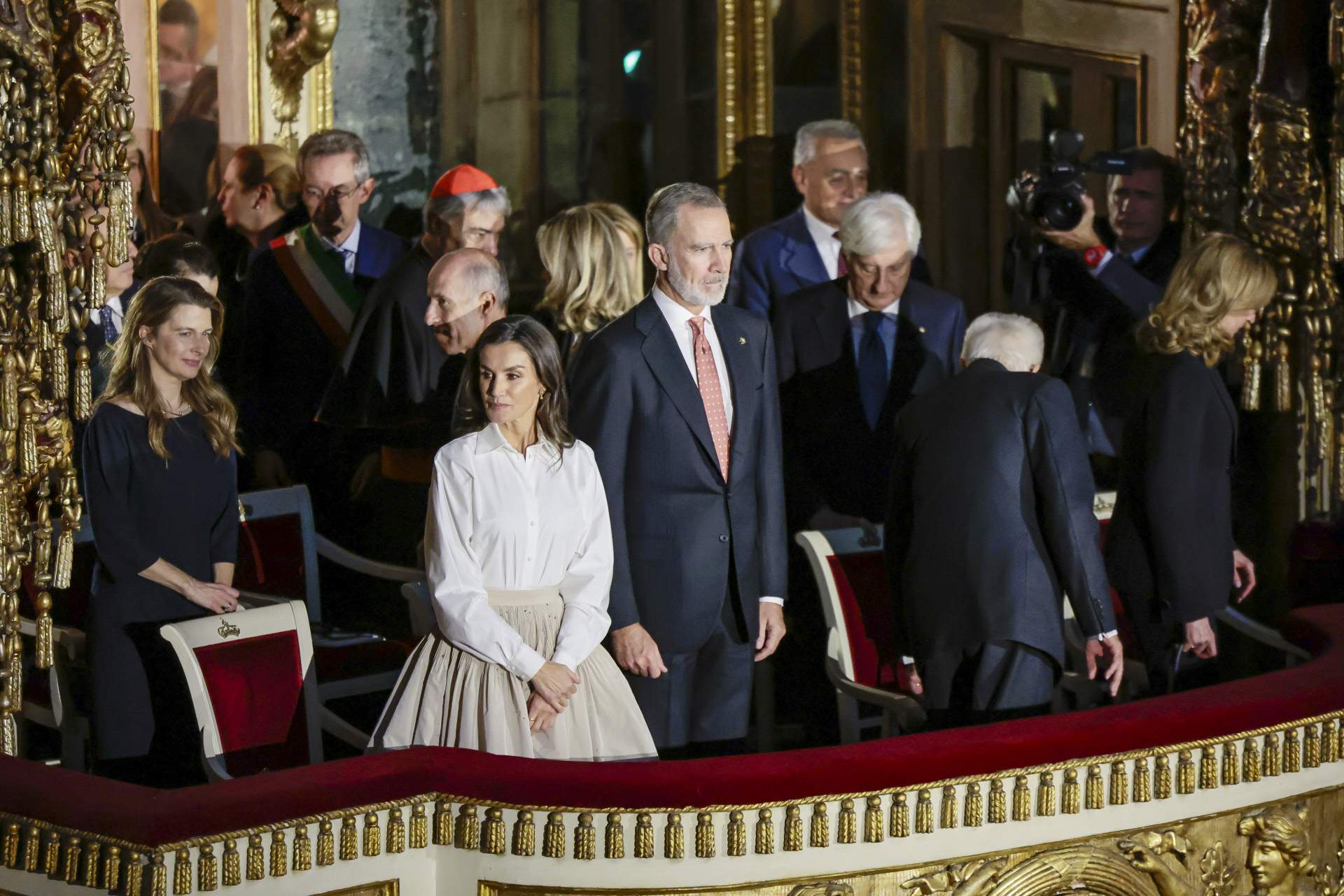 Letizia mal vestida para boicotear a la Corona: "rosa Disney, señora mayor, gris"