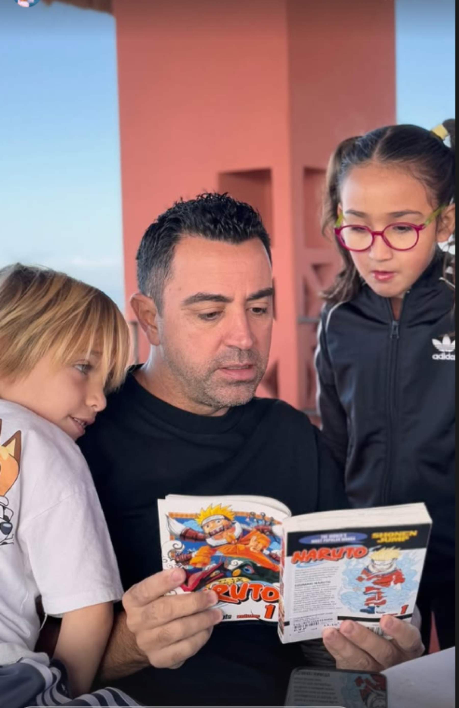 Xavi, momento brutal leyendo un libro a sus hijos, qué le rectifica Àsia: "¡Papa!, eso es..."