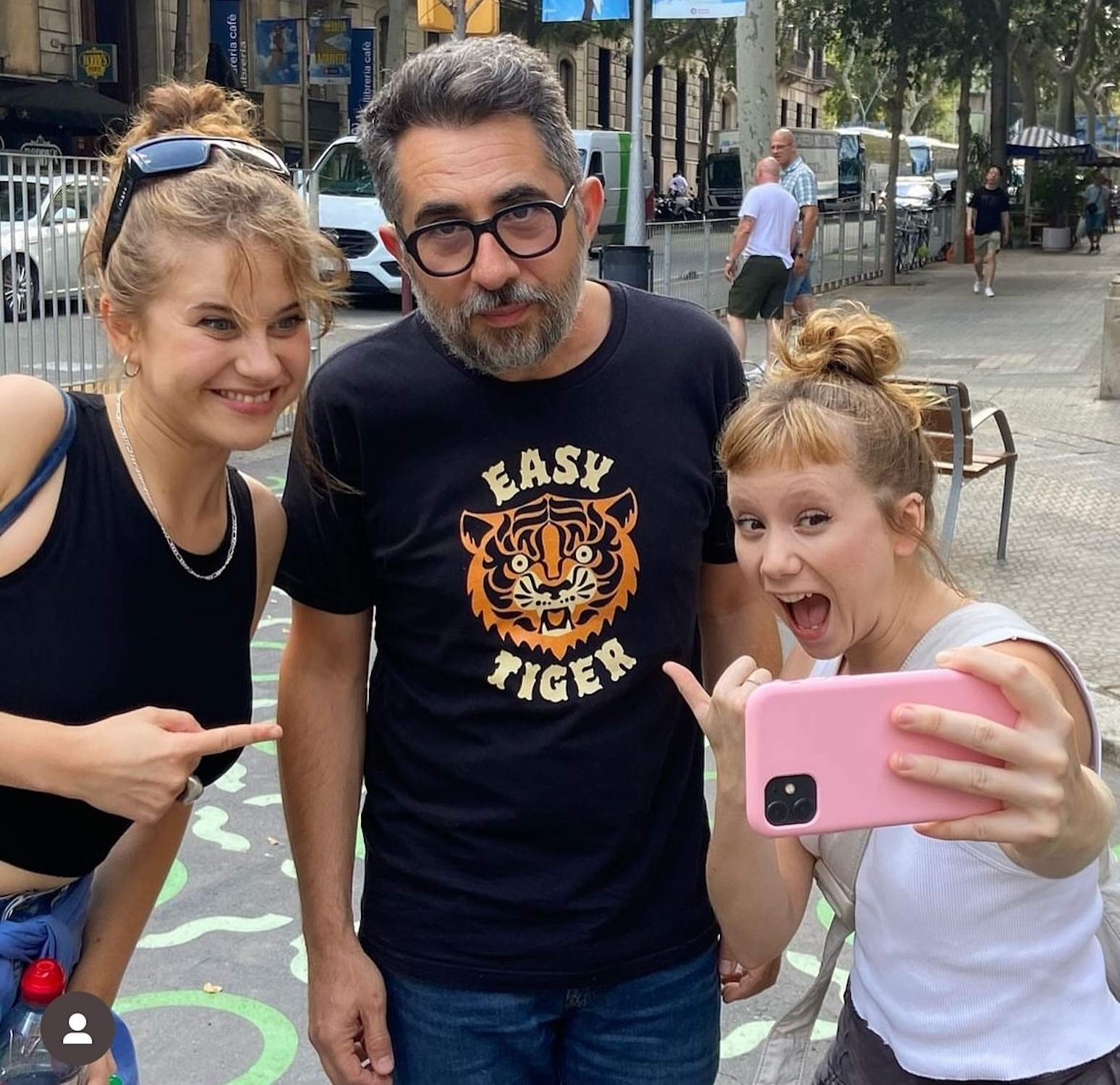 El tensíssim moment de Berto Romero en ple carrer a Barcelona per un petó amb una desconeguda: "Muy violento"