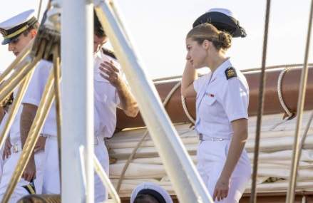 El comandante de Elcano traslada quejas al rey por las faltas de respeto reiteradas de Letizia