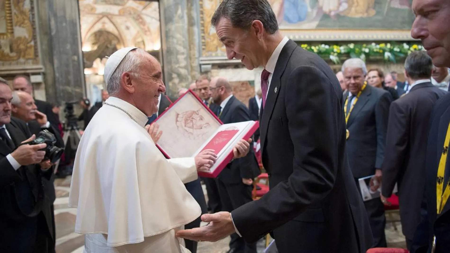 Felipe VI engañó al papa Francisco y a la Iglesia para casarse con Letizia