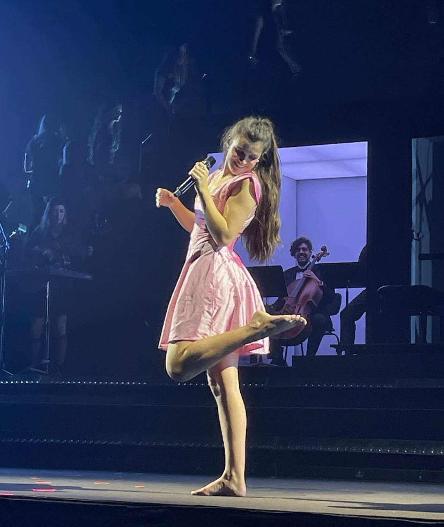 Amaia se queda descalza encima del escenario, el percance en medio del concierto de Barcelona: vídeo viral