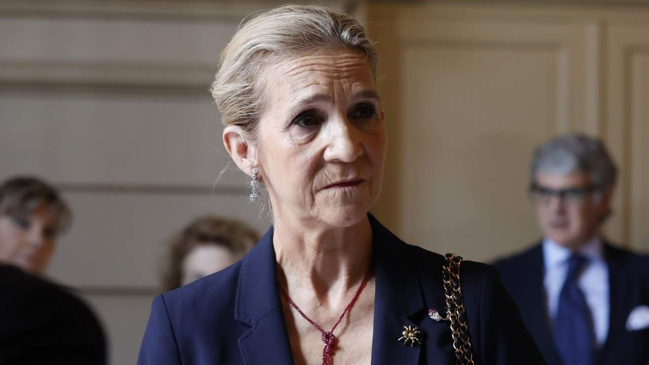 La infanta Elena, vergonya de matinada a un local de Madrid, la van treure per la porta del darrere