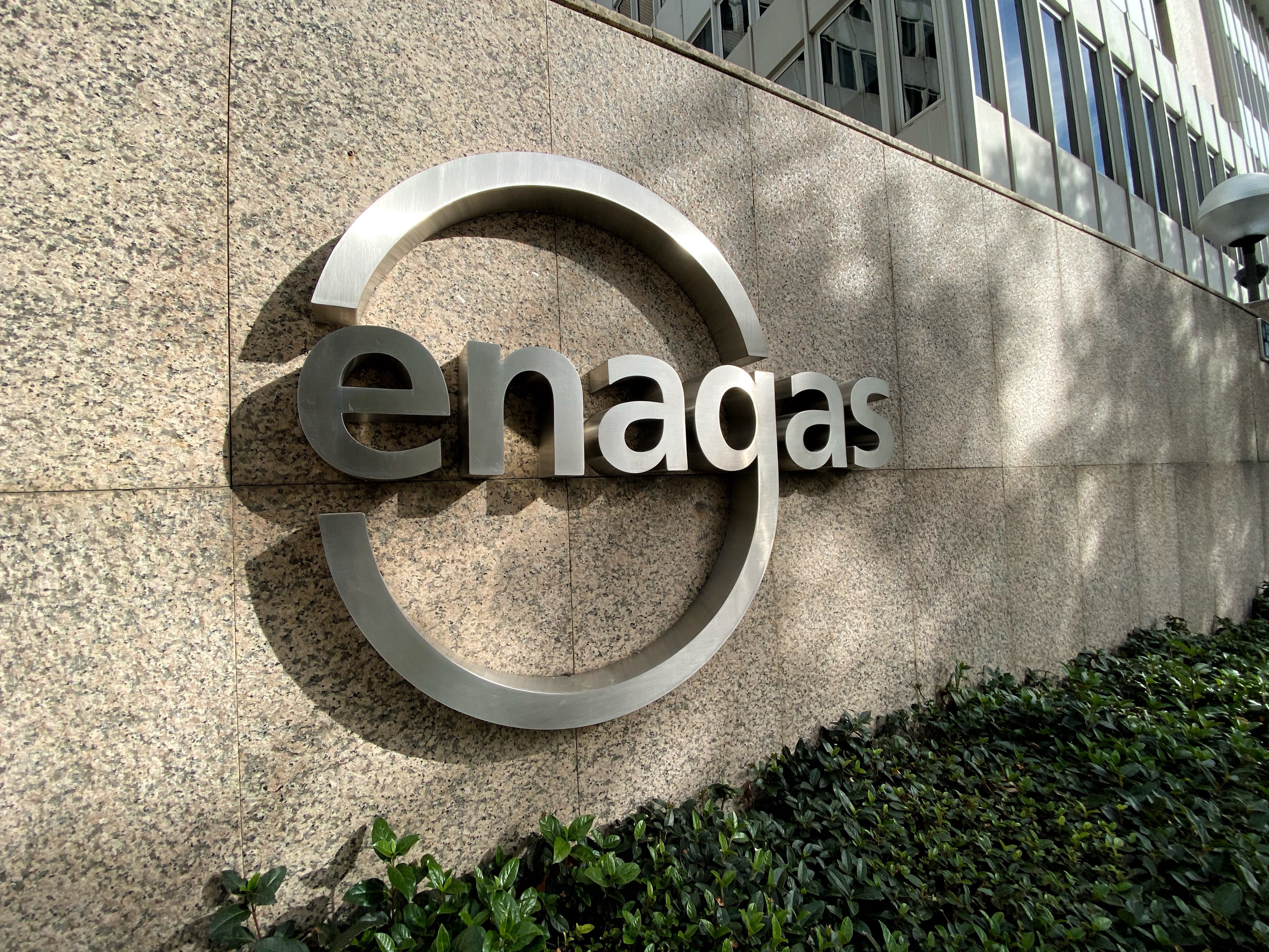 Detall de logo d'Enagás a la seu de l'empresa d'infraestructures de gas natural a Madrid. Foto: Europa Press