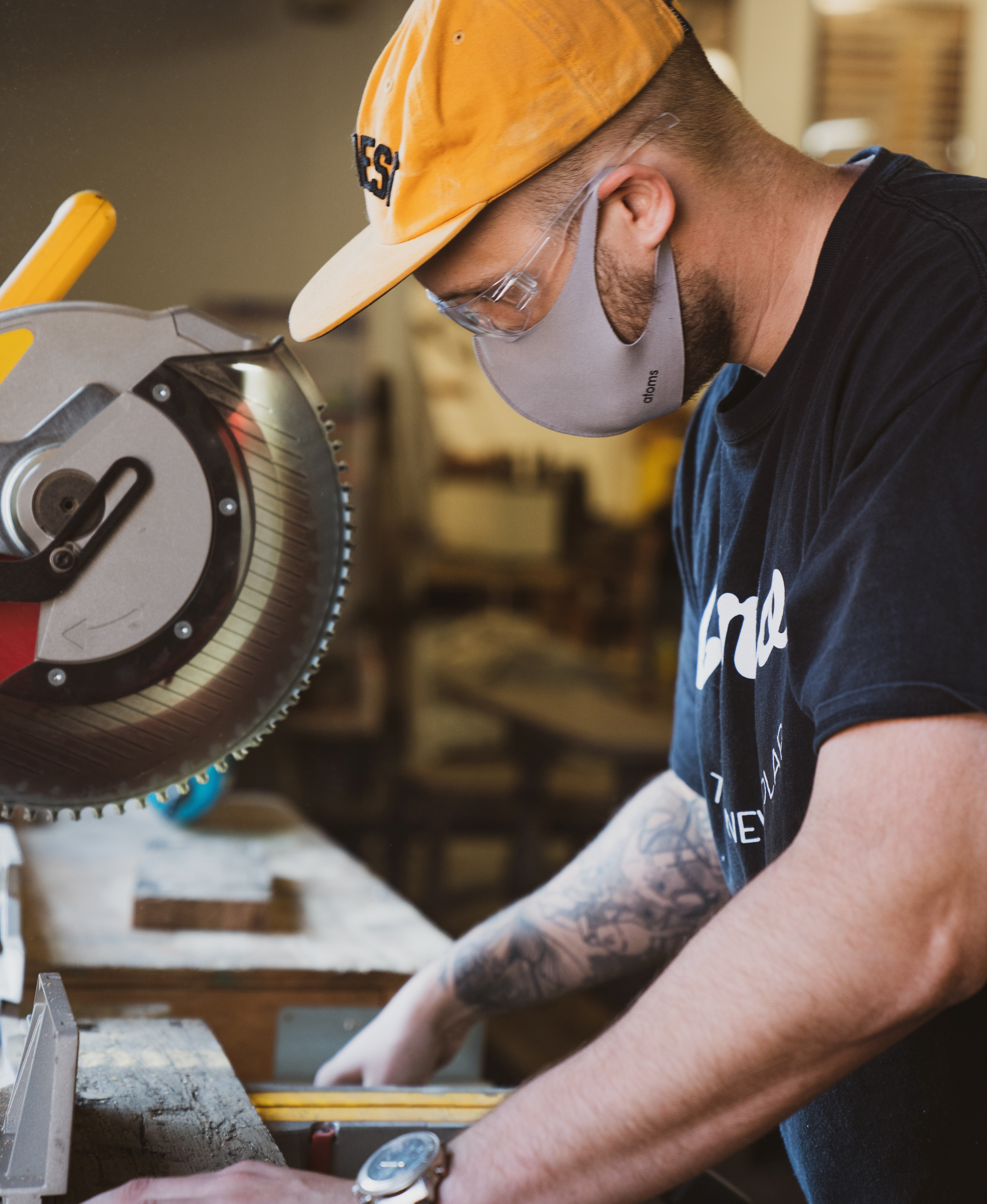 Un trabajador autónomo en un taller de ebanistería. unsplash