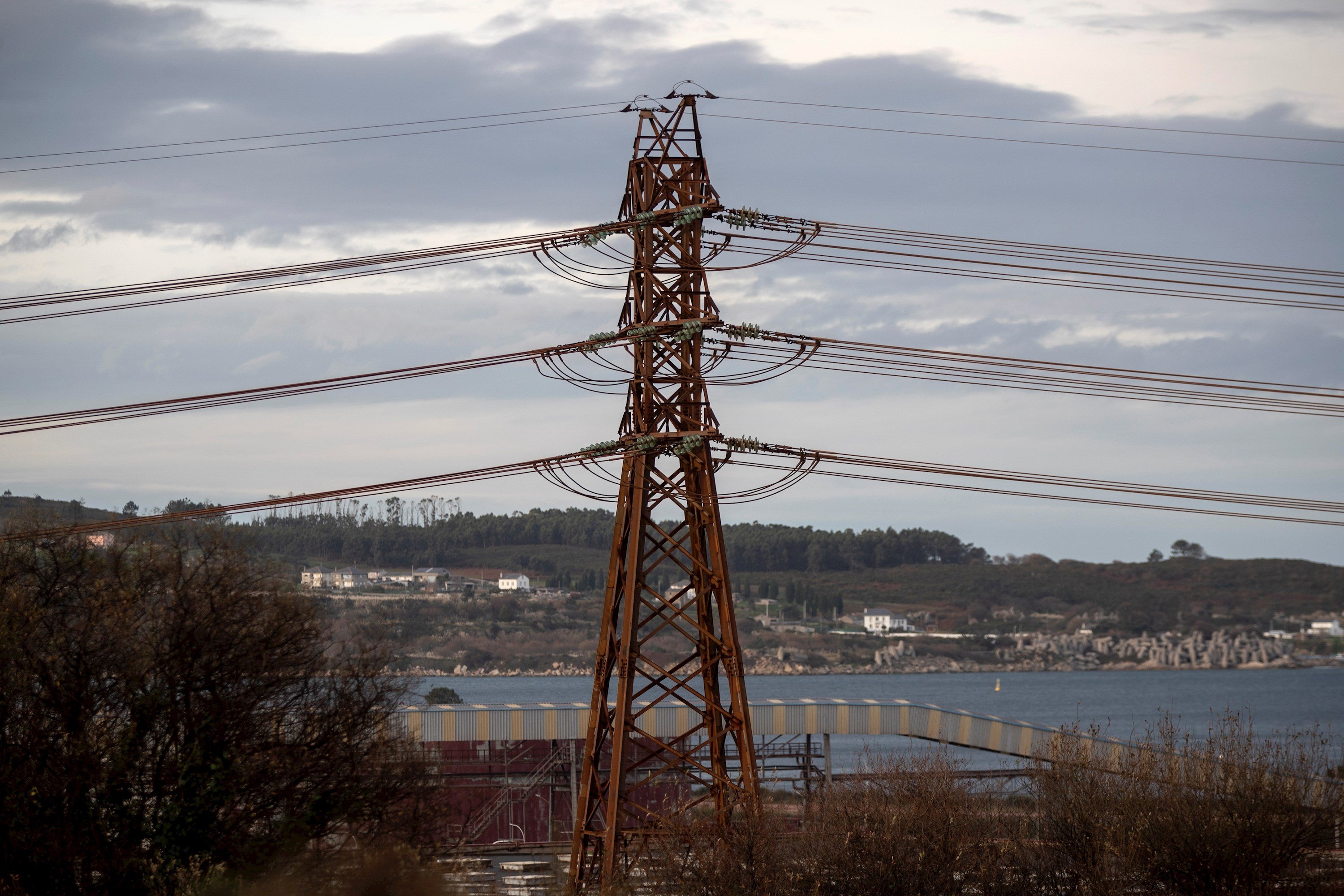 L'electricitat del mercat majorista cau a menys de 100€ després de tres anys