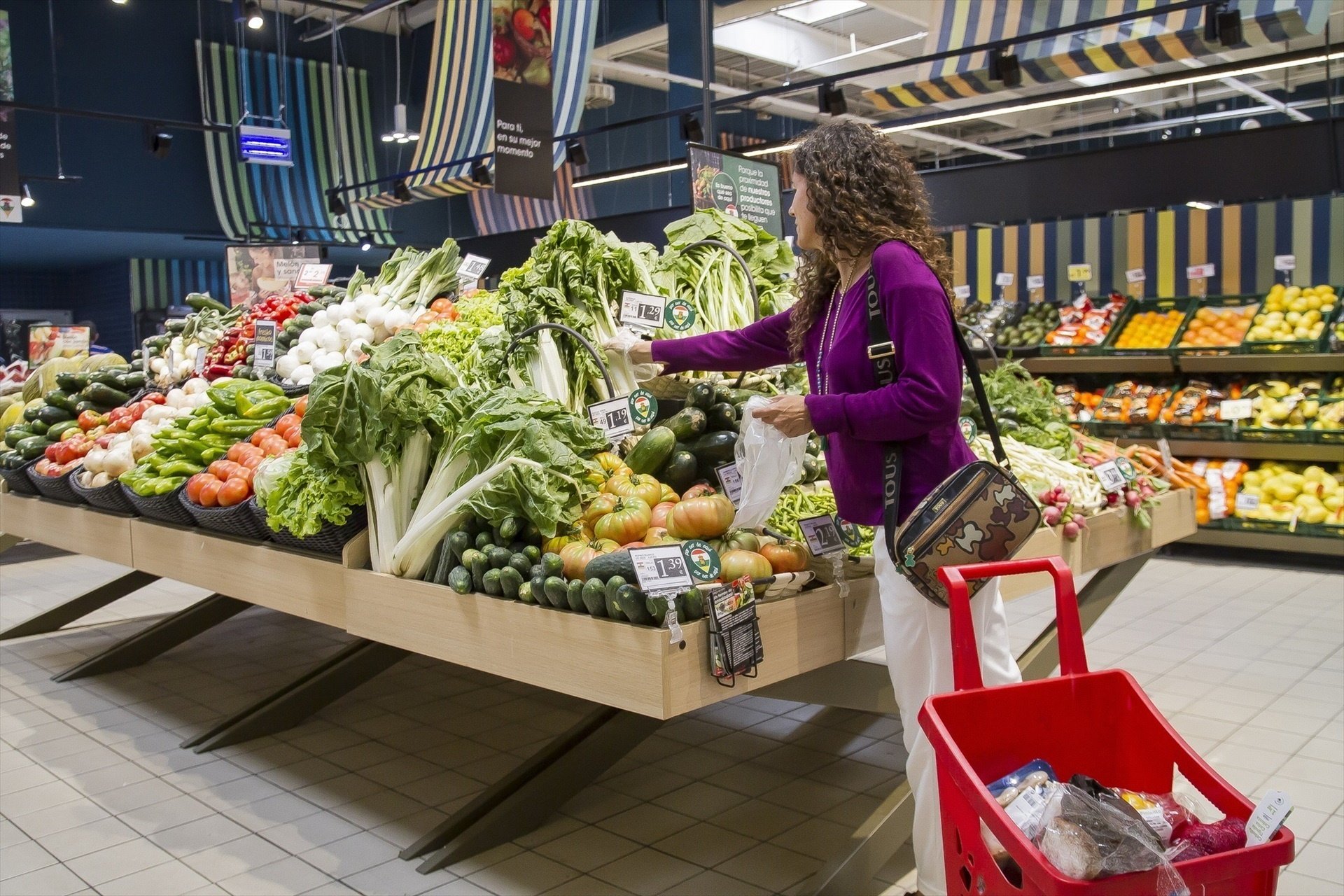 Eroski lanza una cesta de la compra con 1.000 productos a uno y dos euros para combatir la inflación