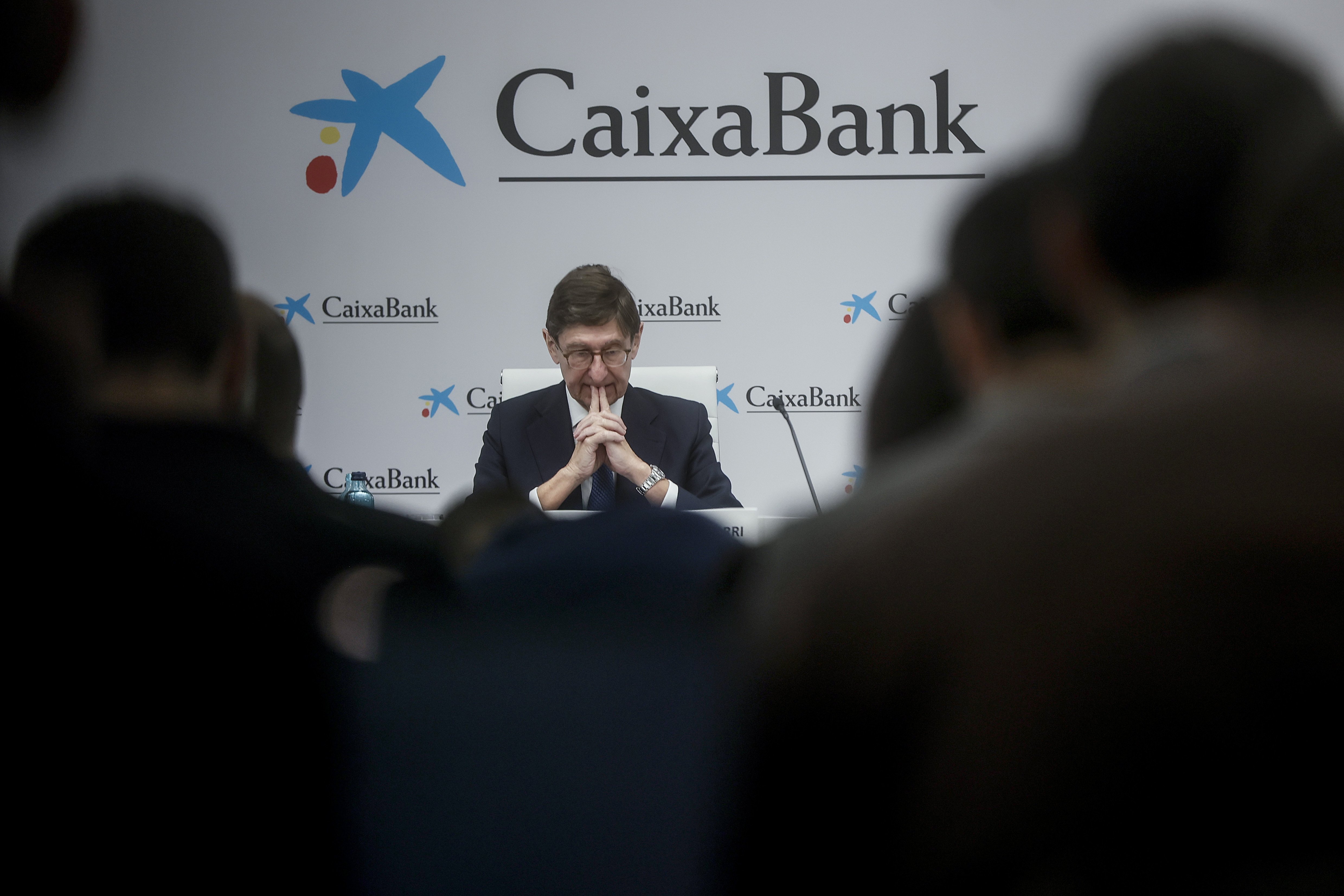Els 'proxy' qüestionen els salaris de la cúpula de CaixaBank i Santander