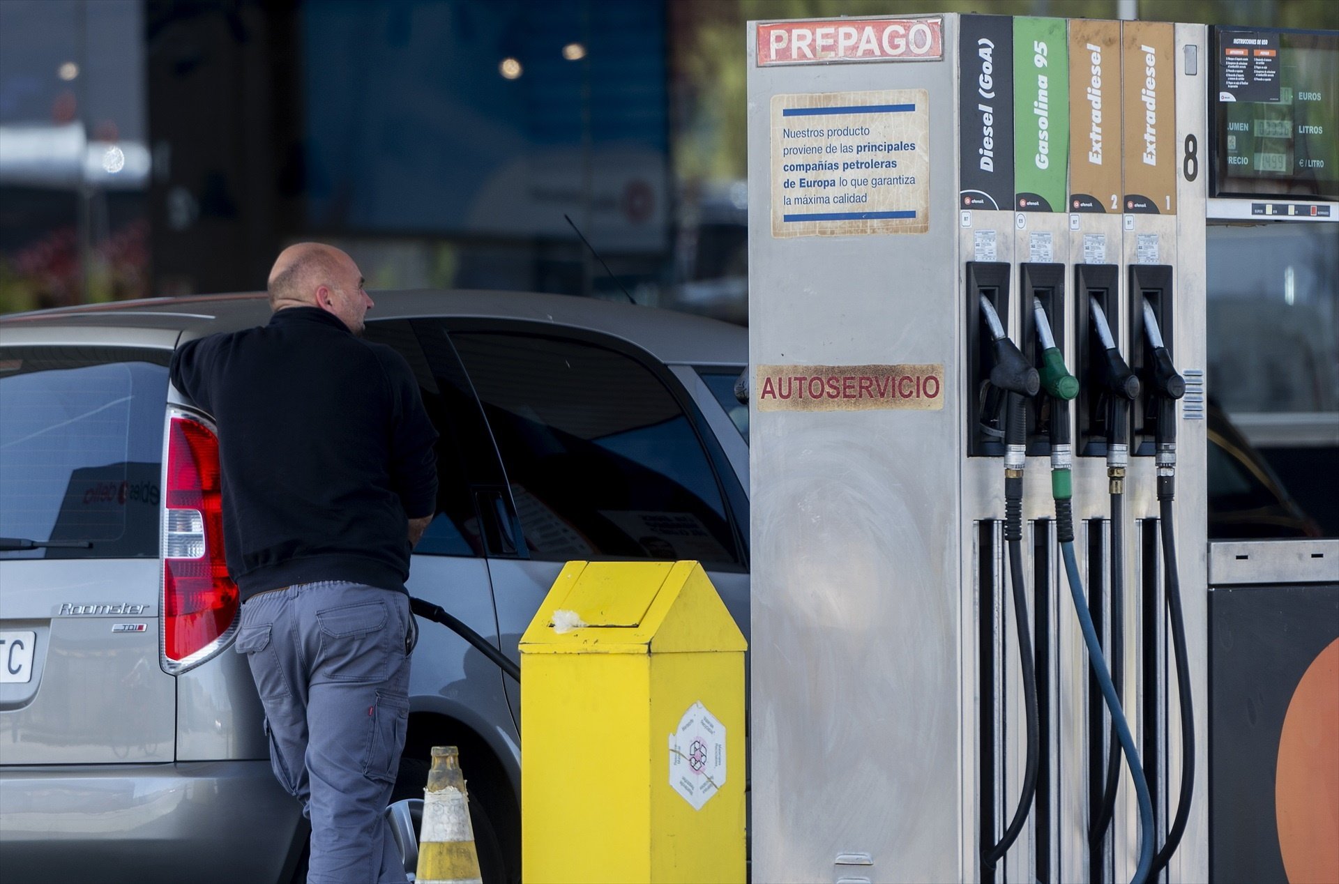 El diésel baja hasta los 1,52 euros, mientras que la gasolina sube hasta los 1,64 euros