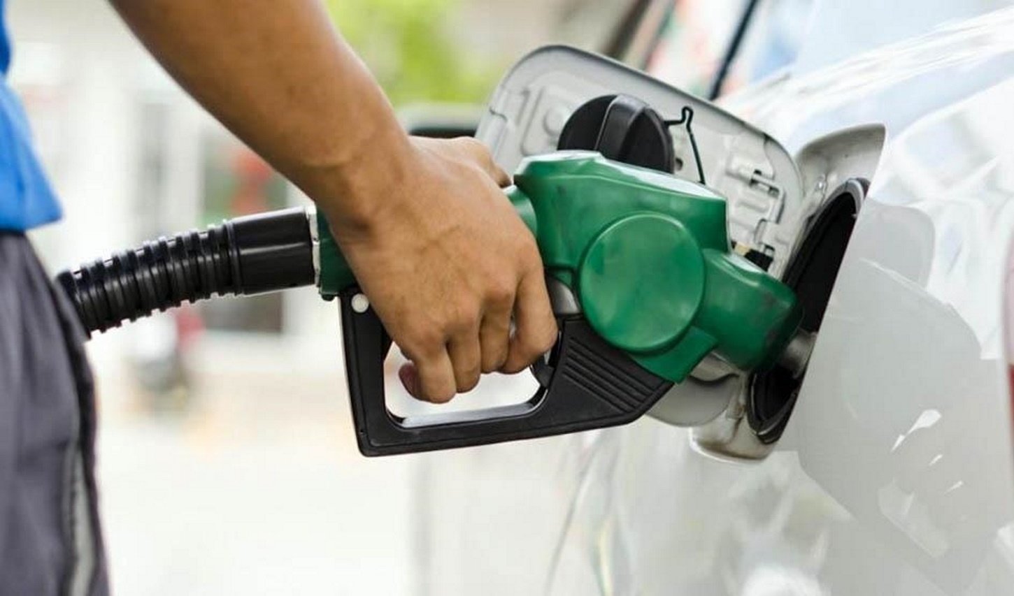 El diésel baja hasta los 1,46 euros, mientras que la gasolina desciende hasta los 1,62 euros