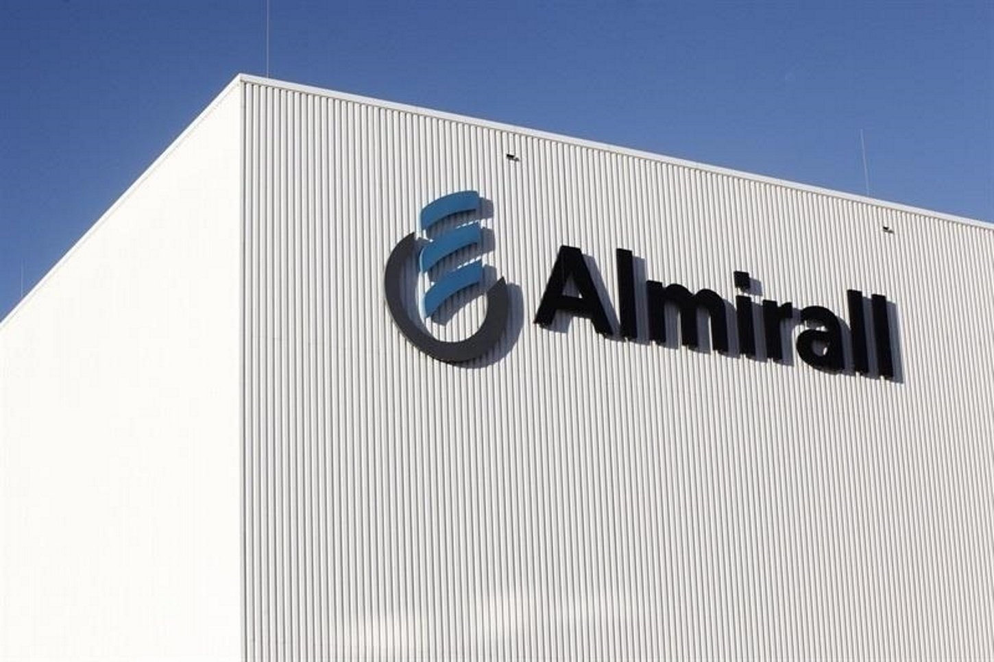 Almirall eleva su beneficio un 28% de enero a junio: gana 15,4 millones de euros