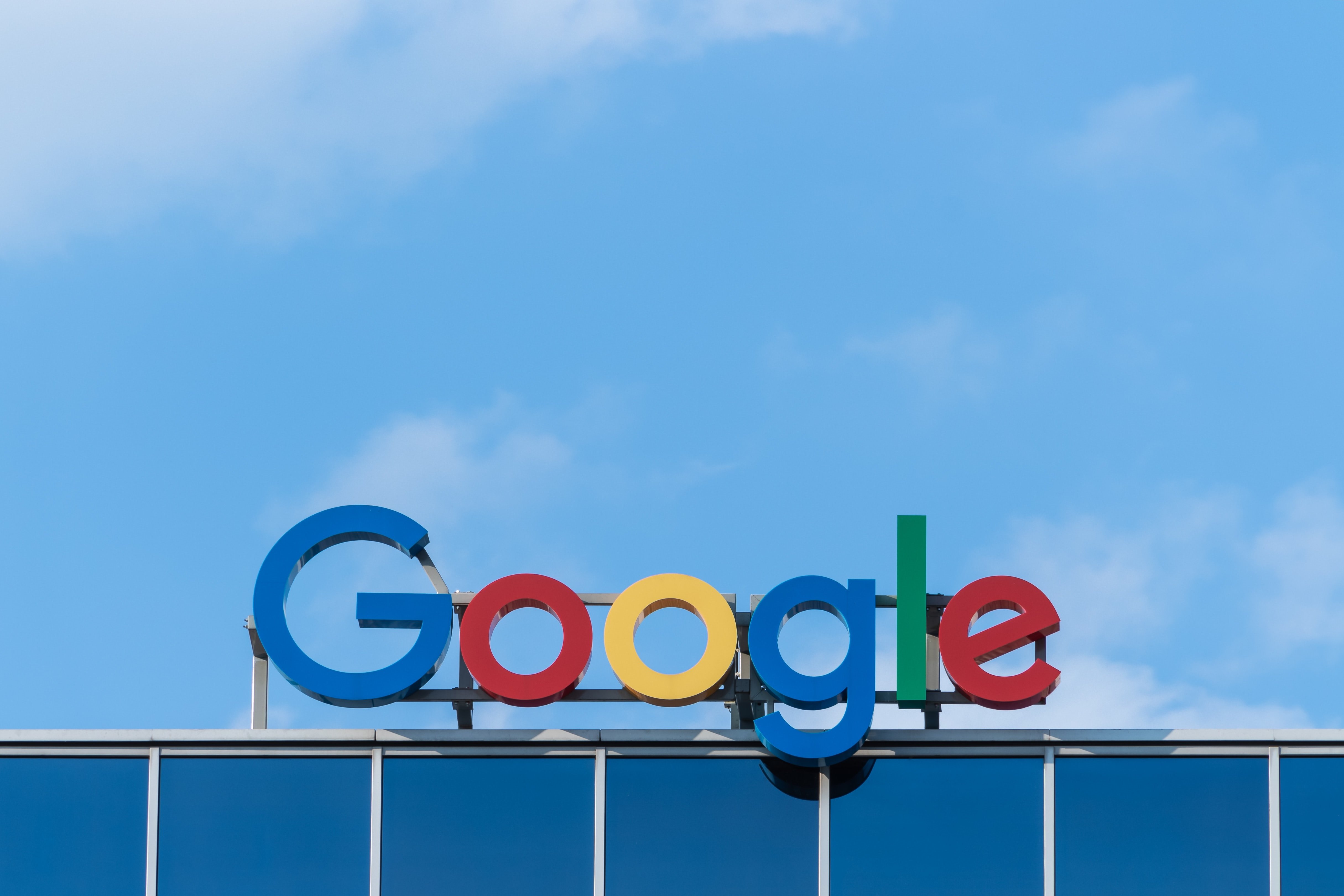 Bruselas acusa a Google de abusar de su posición en materia publicitaria