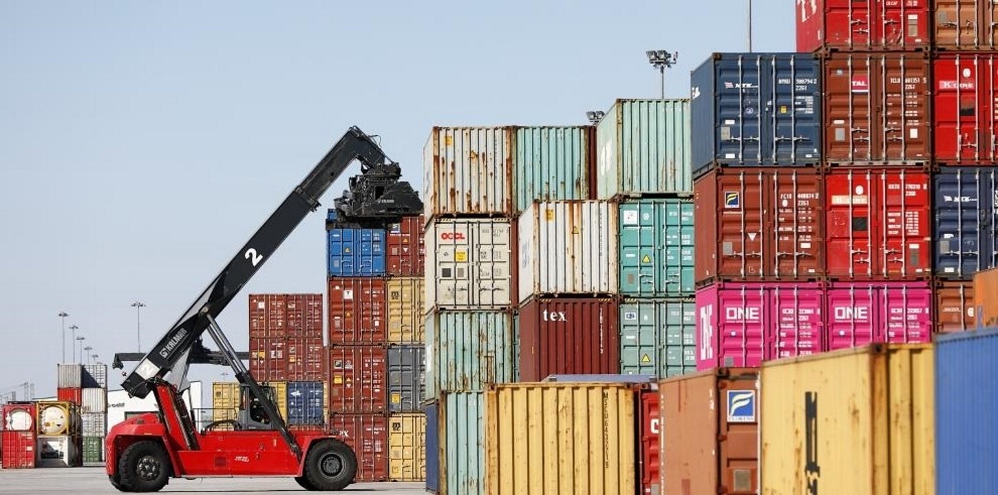 El déficit comercial se reduce a la mitad hasta abril y las exportaciones vuelven a marcar récord