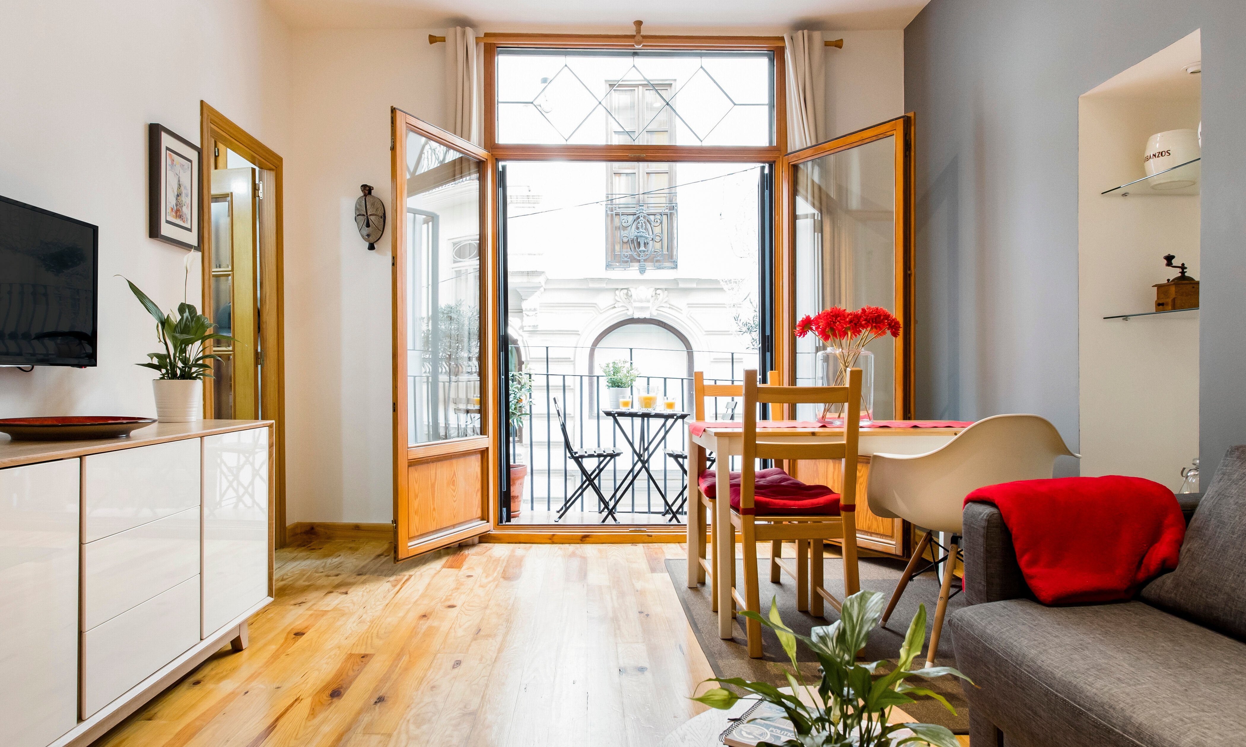 Les reserves en Airbnb en barris sense hotels de Barcelona van reportar 95 milions als amfitrions