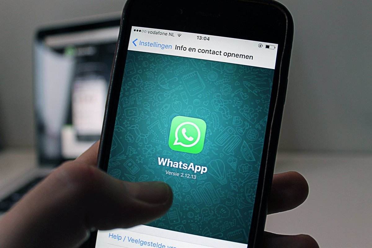 Reguladores de EE. UU. imponen multa millonaria a 11 empresas por negociar a través de WhatsApp