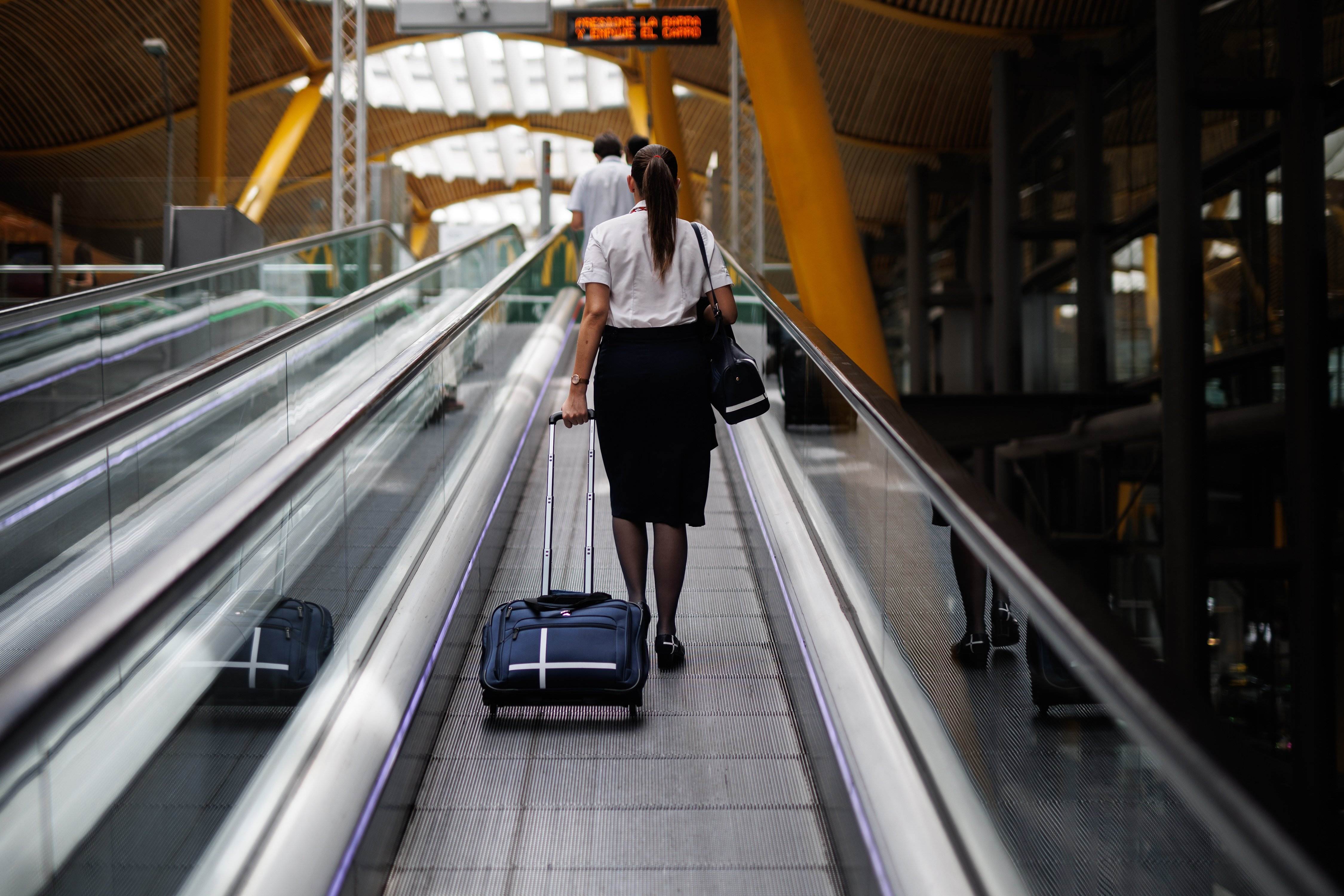 Las azafatas de vuelo denuncian a España ante Bruselas por discriminación laboral