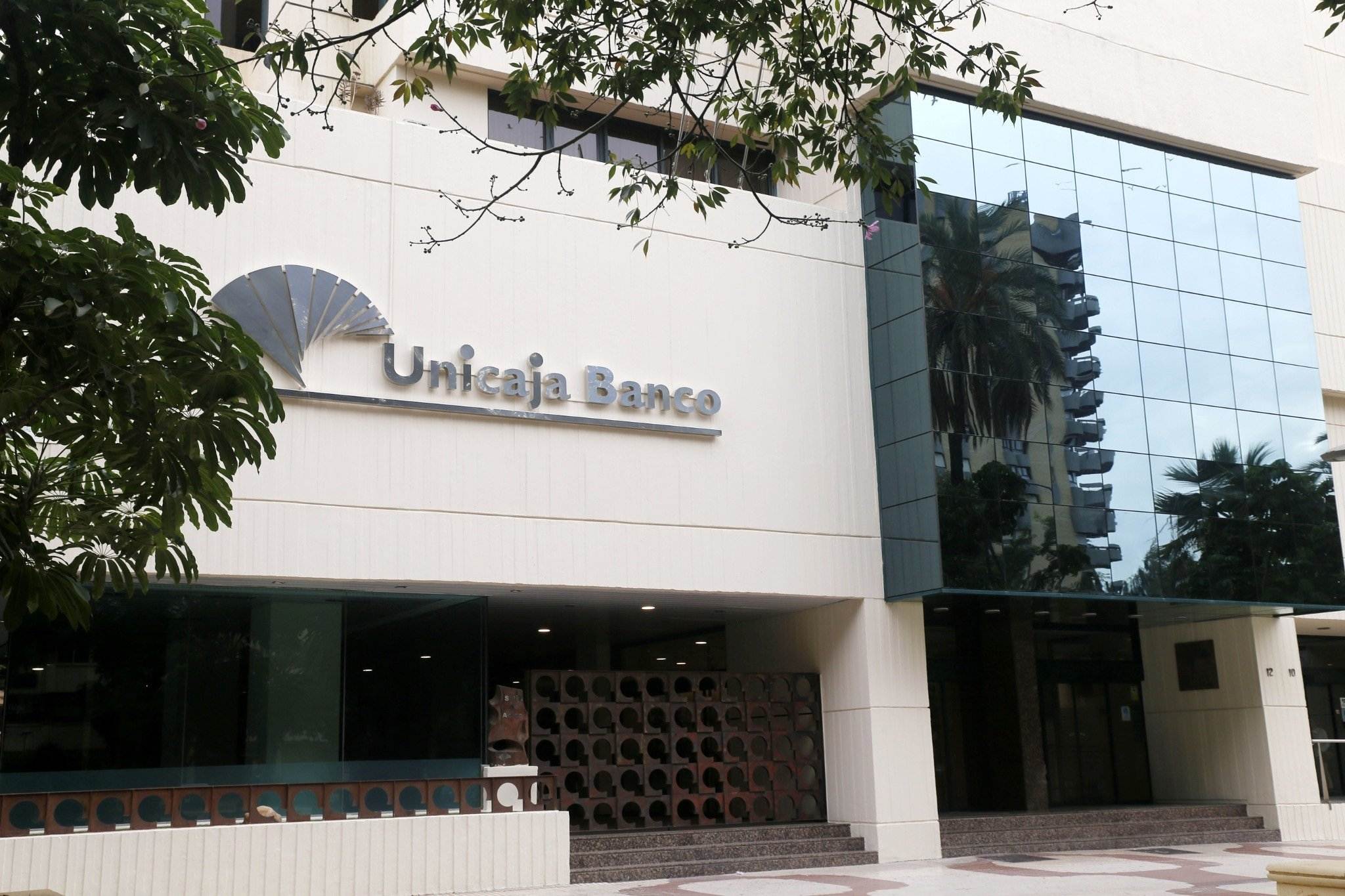 Unicaja trata de reestablecer la paz con la plantilla y aleja los rumores de fusión