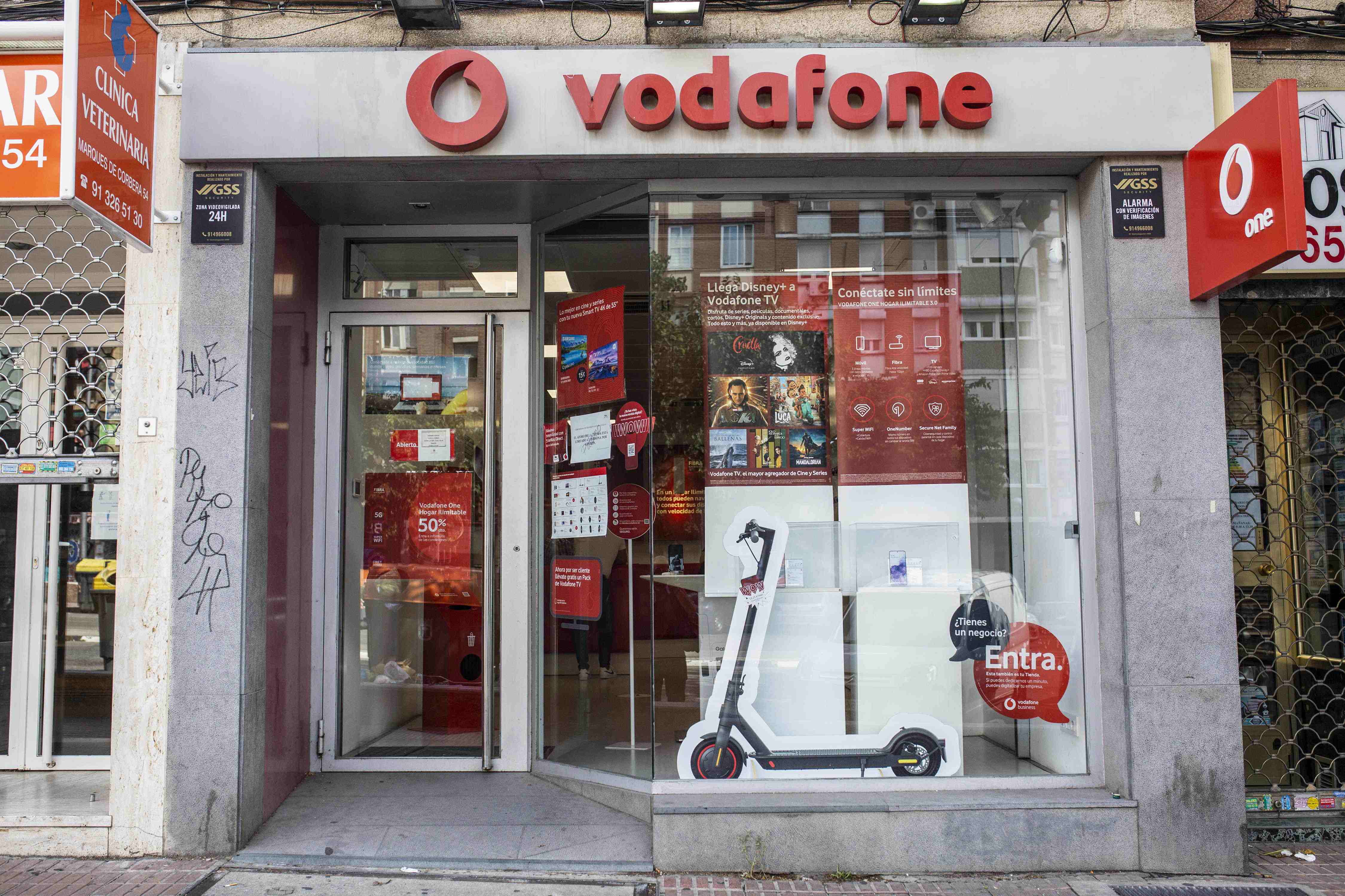 Zegona prevé despidos y cierre de tiendas en Vodafone España