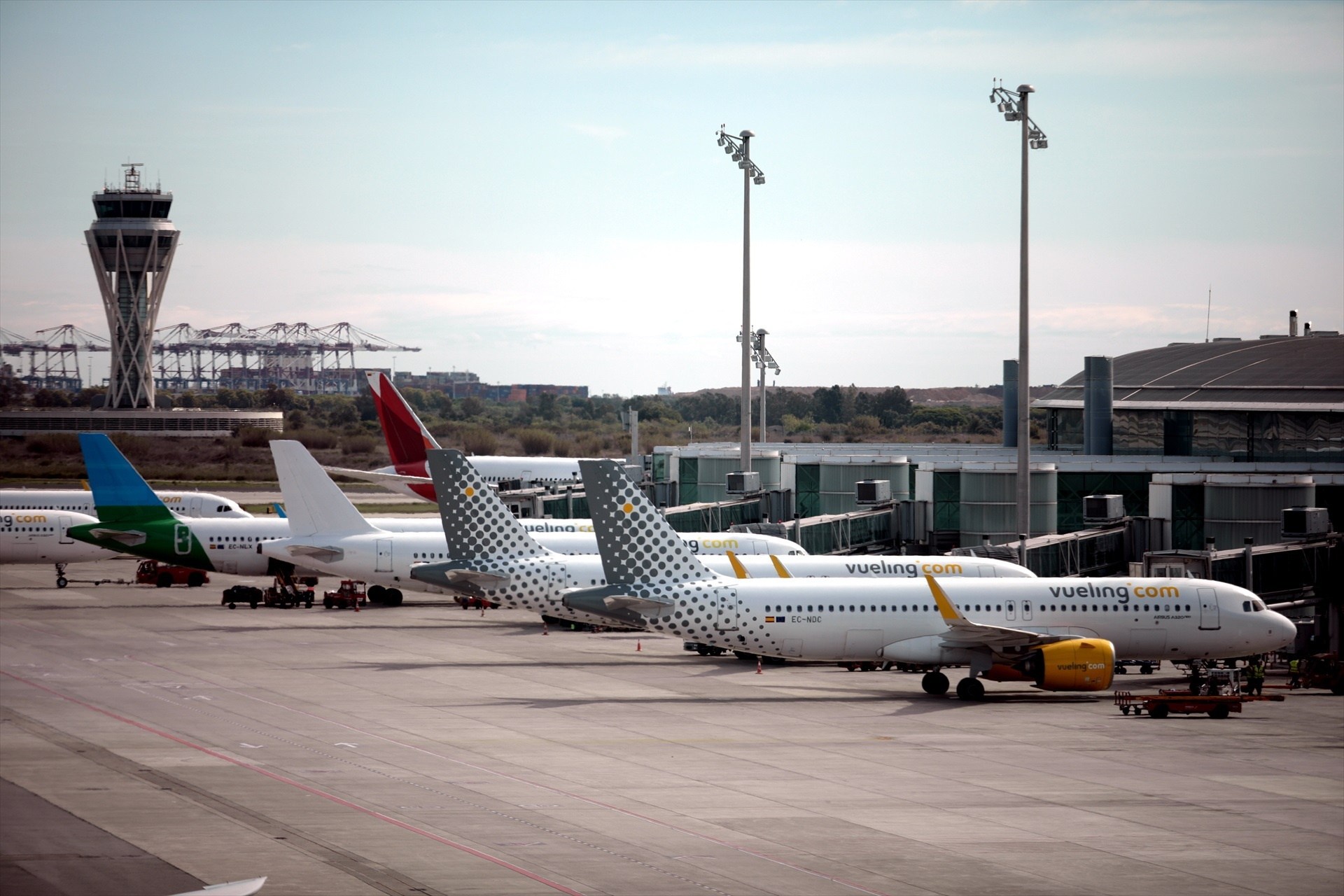 El Parlament insta a desencallar la ampliación del aeropuerto de El Prat