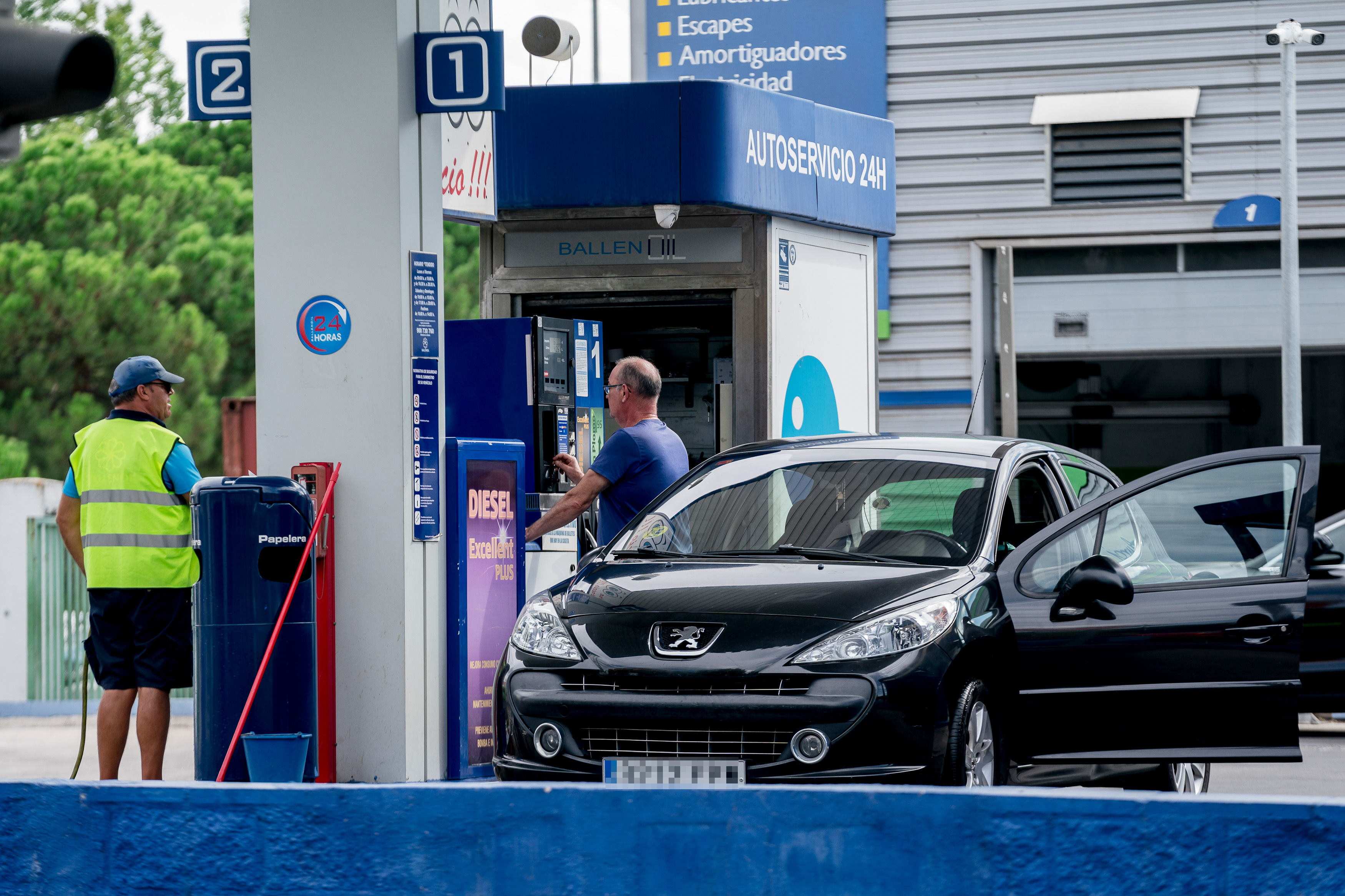 La gasolina, a 1,537 euros el litro, marca mínimos anuales