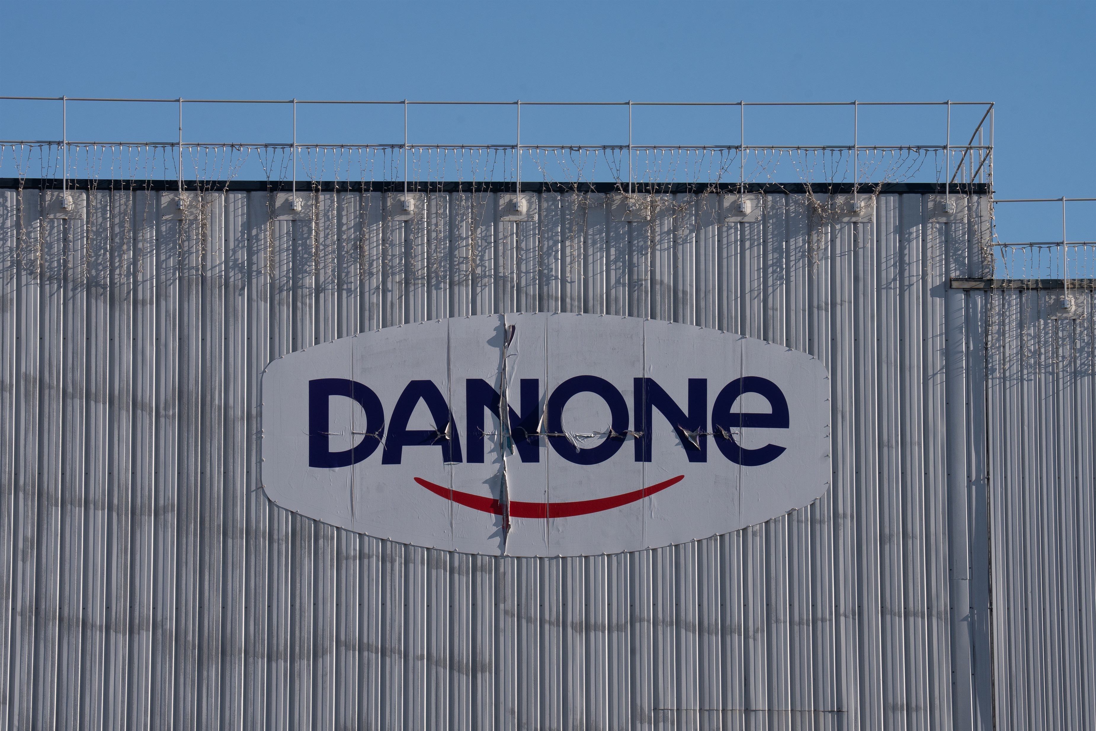 Indústria i Govern mostren suport als 157 afectats pel tancament de la planta de Danone