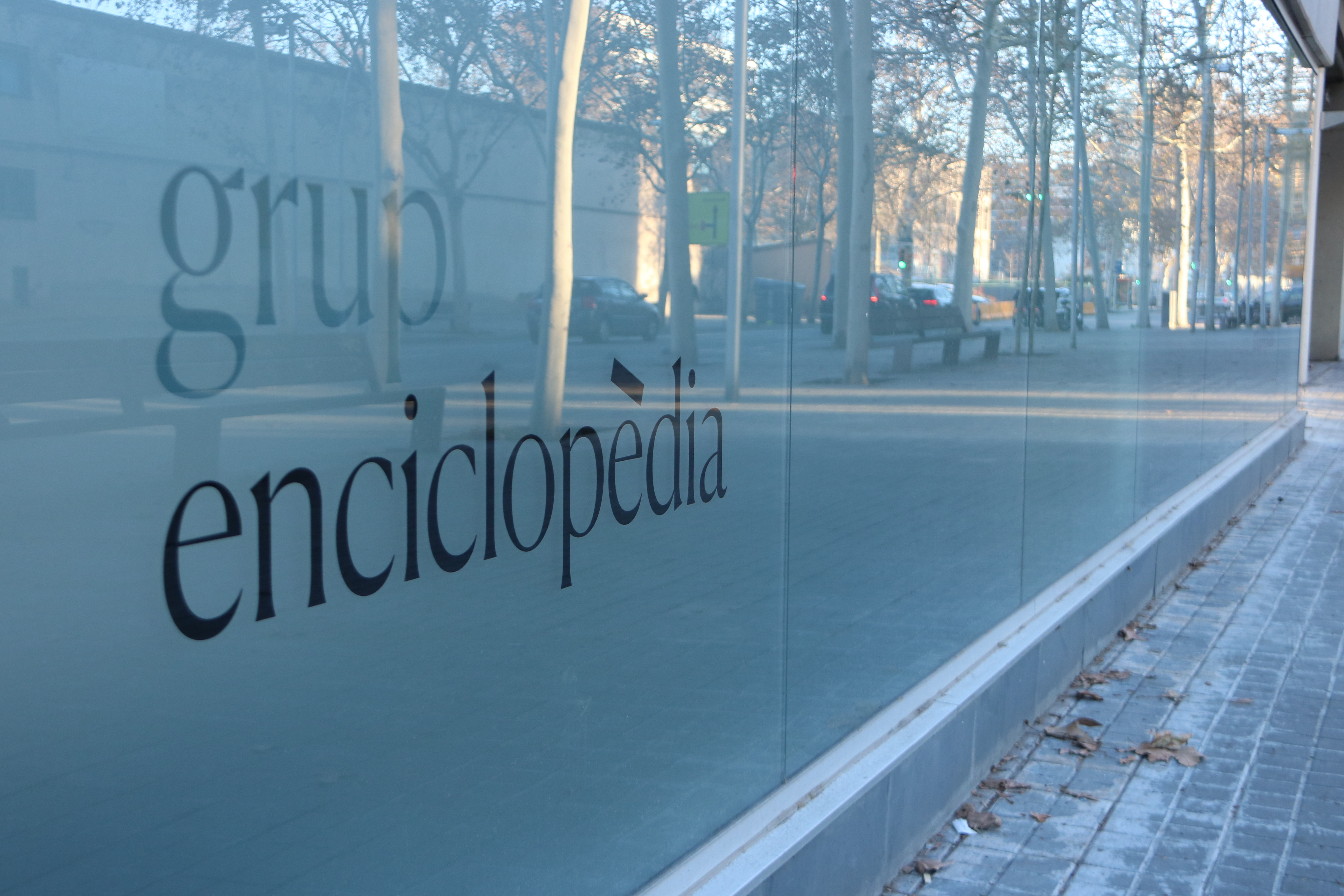 El Grup Enciclopèdia Catalana presenta un ERO per acomiadar 15 persones, un 15% de la seva plantilla