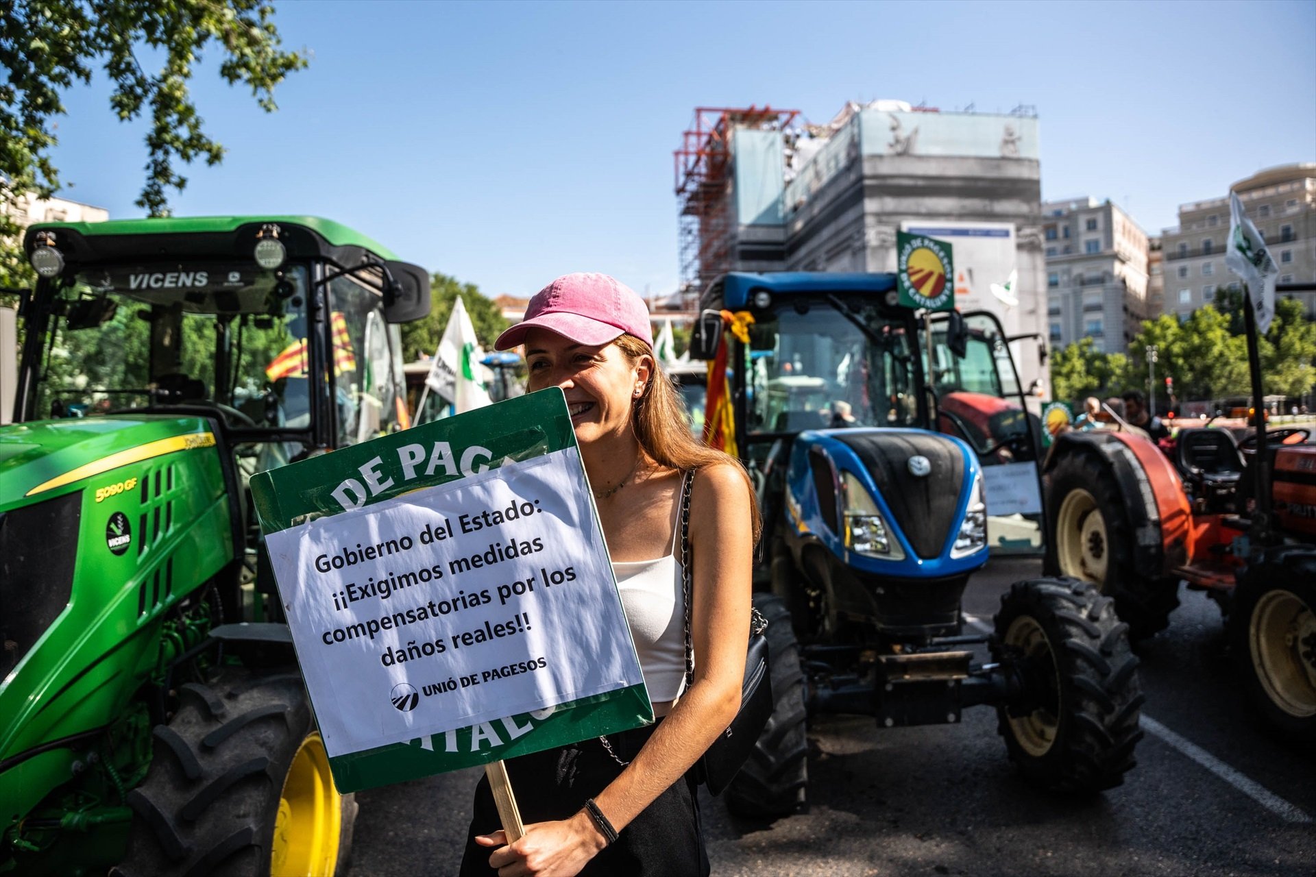 EuropaPress 5312887 mujer posa pancarta tractorada convocada union uniones agricultores