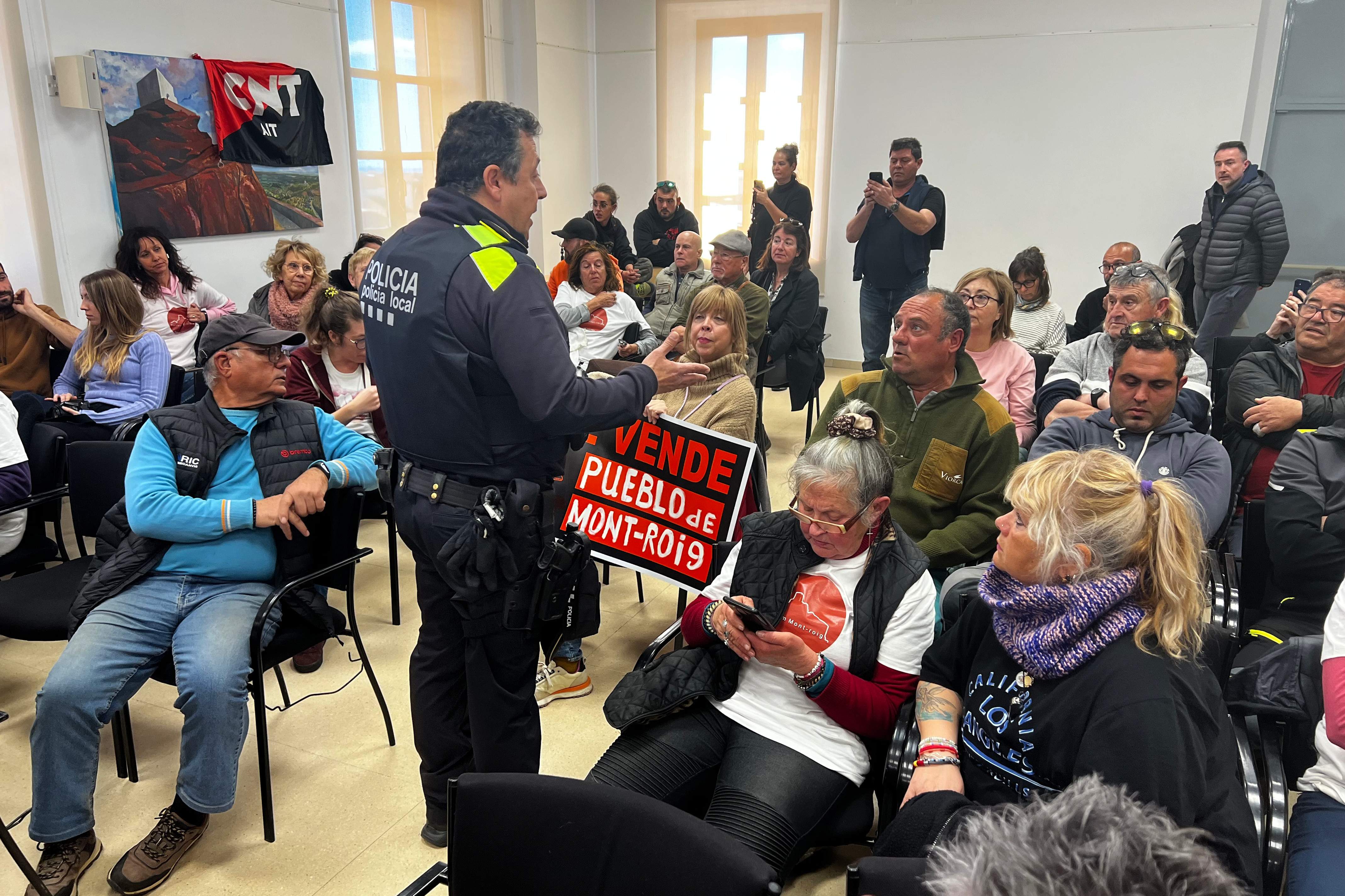 Tensió al ple de Mont-roig del Camp, on el PSC, ERC i Vox han donat llum verda a la química Lotte