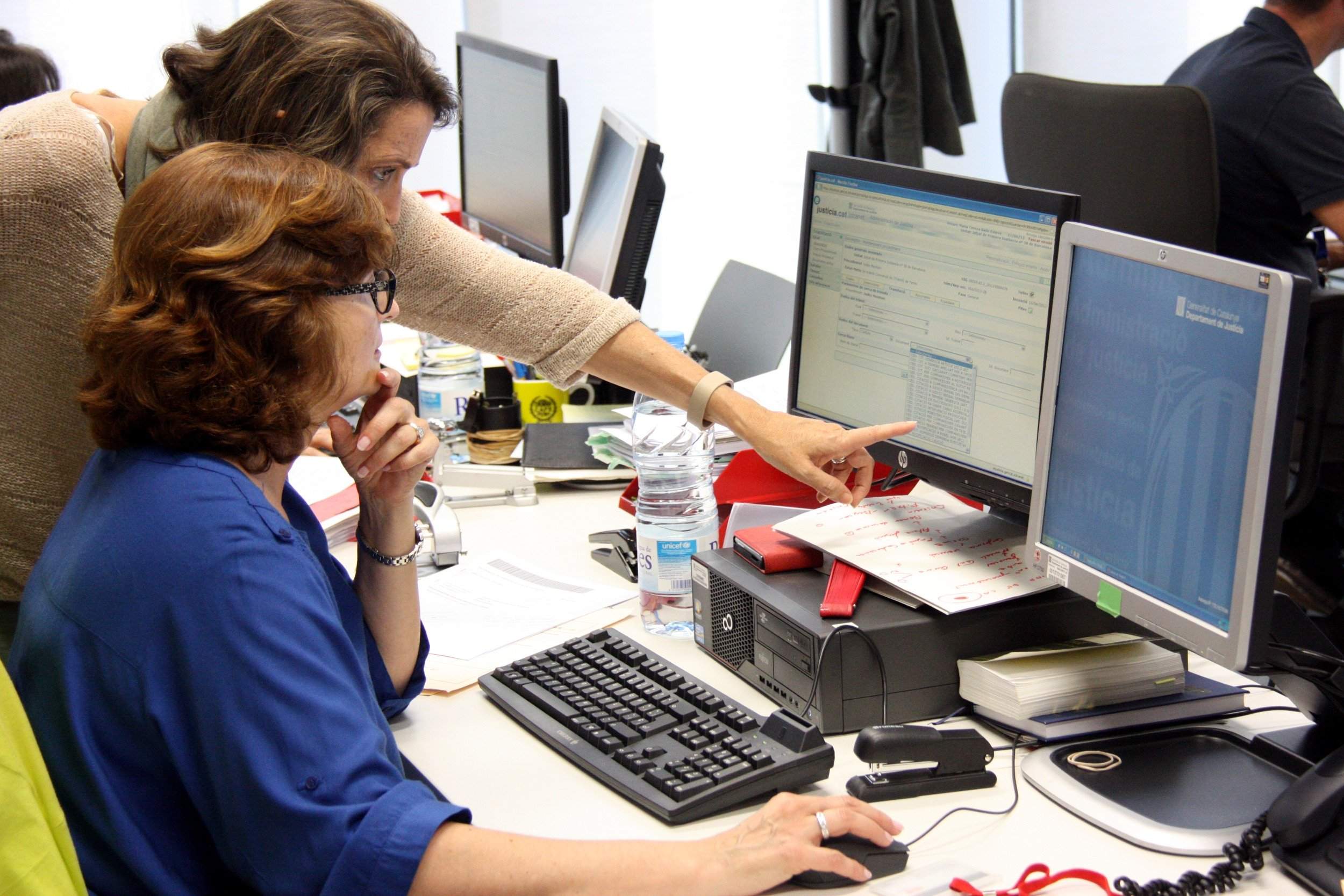 Quant cobra un auxiliar administratiu de la Generalitat de Catalunya? Salari base i complements