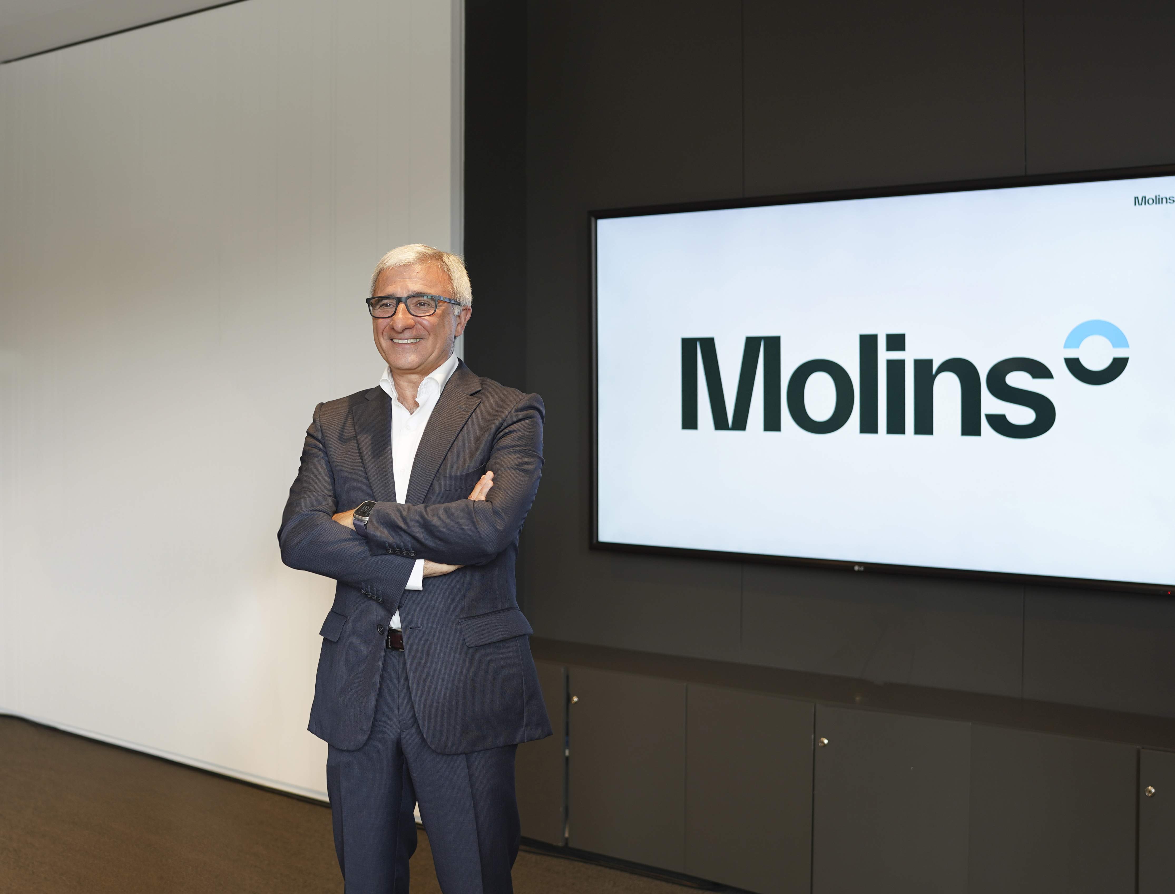 Julio Rodríguez, consejero delegado de Molins, con la nueva imagen corporativa.