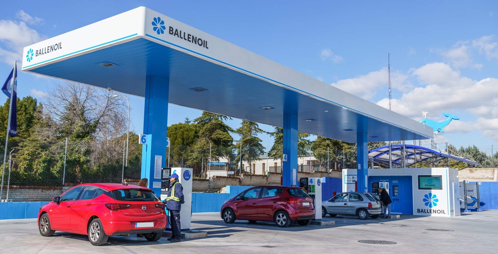 Cepsa tiene luz verde para comprar Ballenoil, la gasolinera low cost