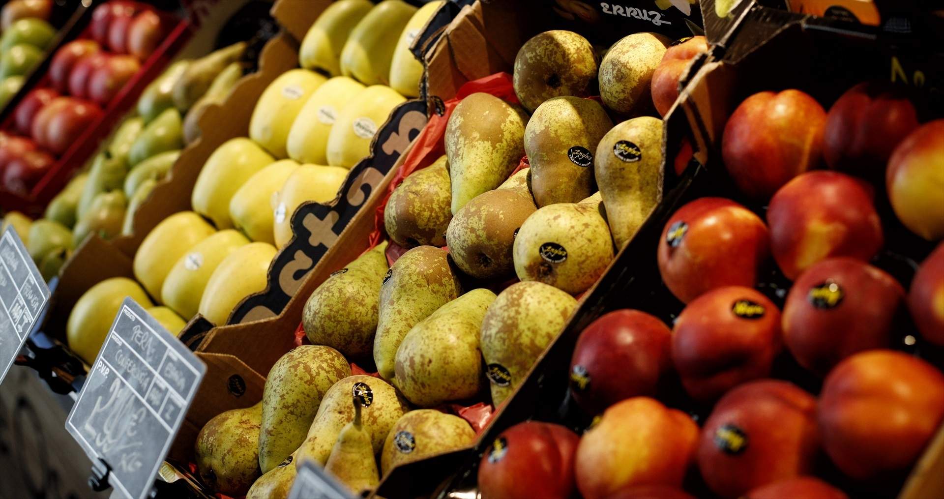Pomes fuji, llimones i raïm, els aliments amb l'IVA rebaixat que més s'encareixen
