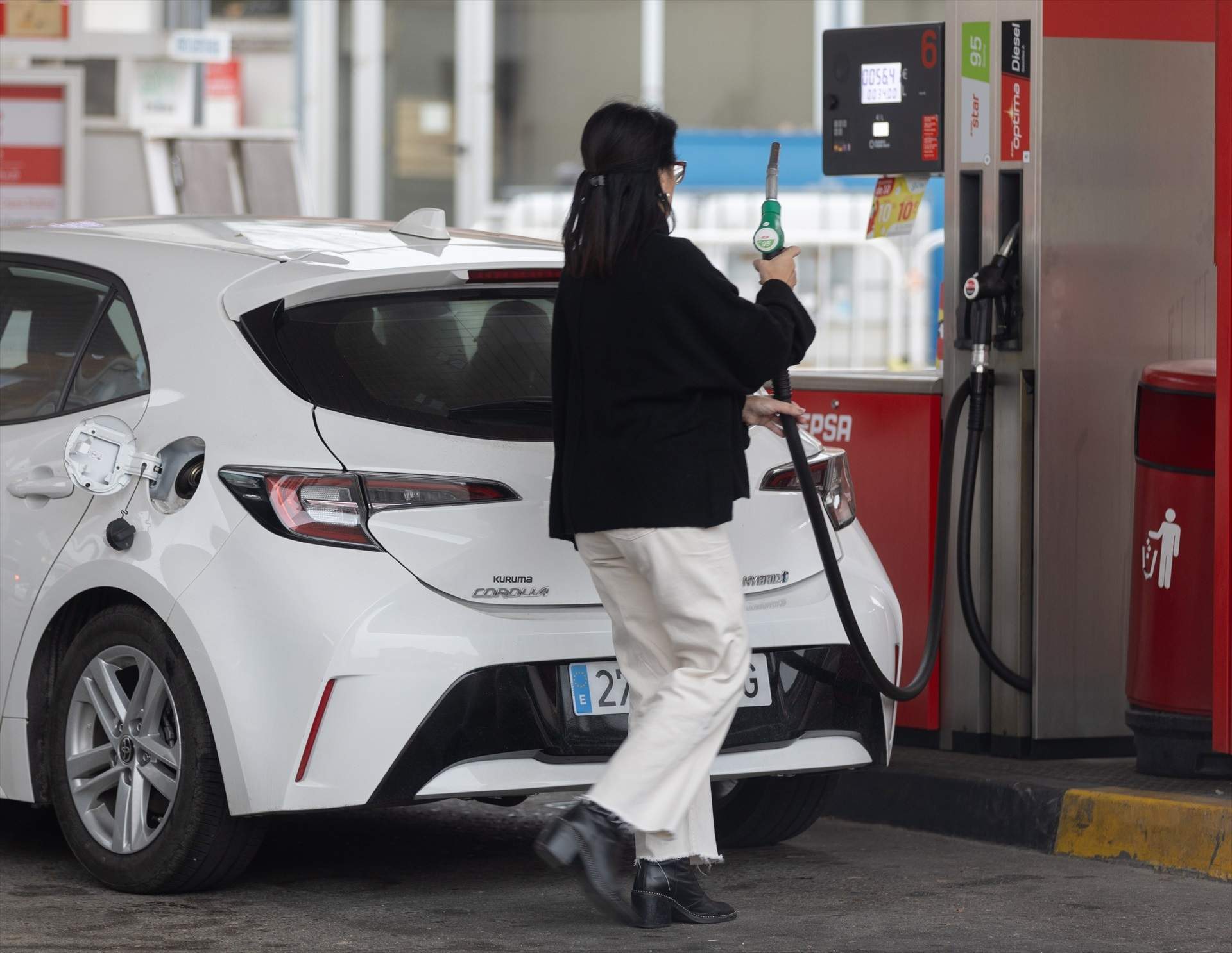 El consum de combustibles d'automoció despunta un 8,4% l'abril, fins als 2.402 milions de tones