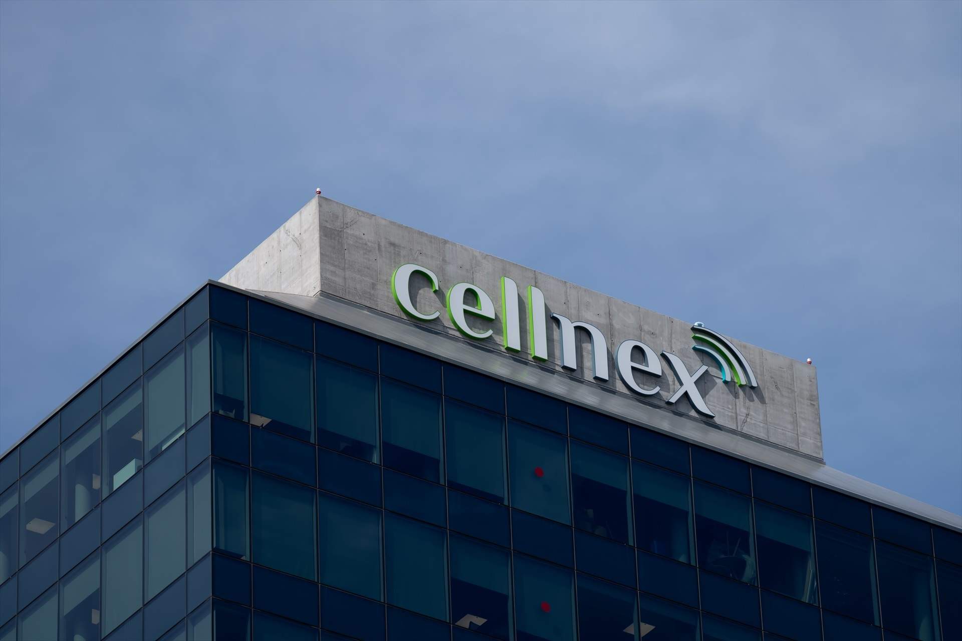 Criteria logra 613 millones con la venta de sus acciones de Cellnex