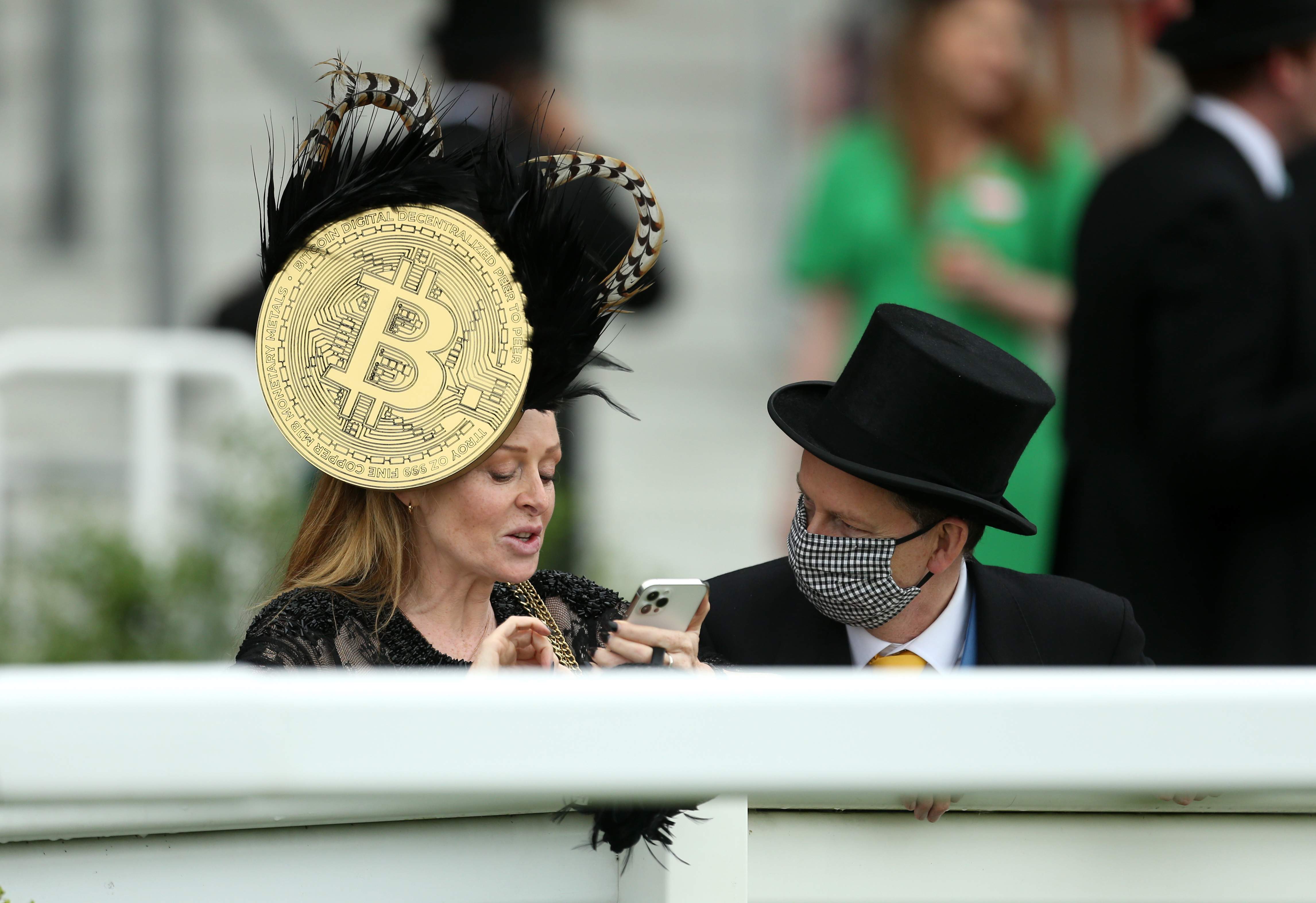 EuropaPress 3793473 19 june 2021 united kingdom ascot racegoer wears hat with large bitcoin