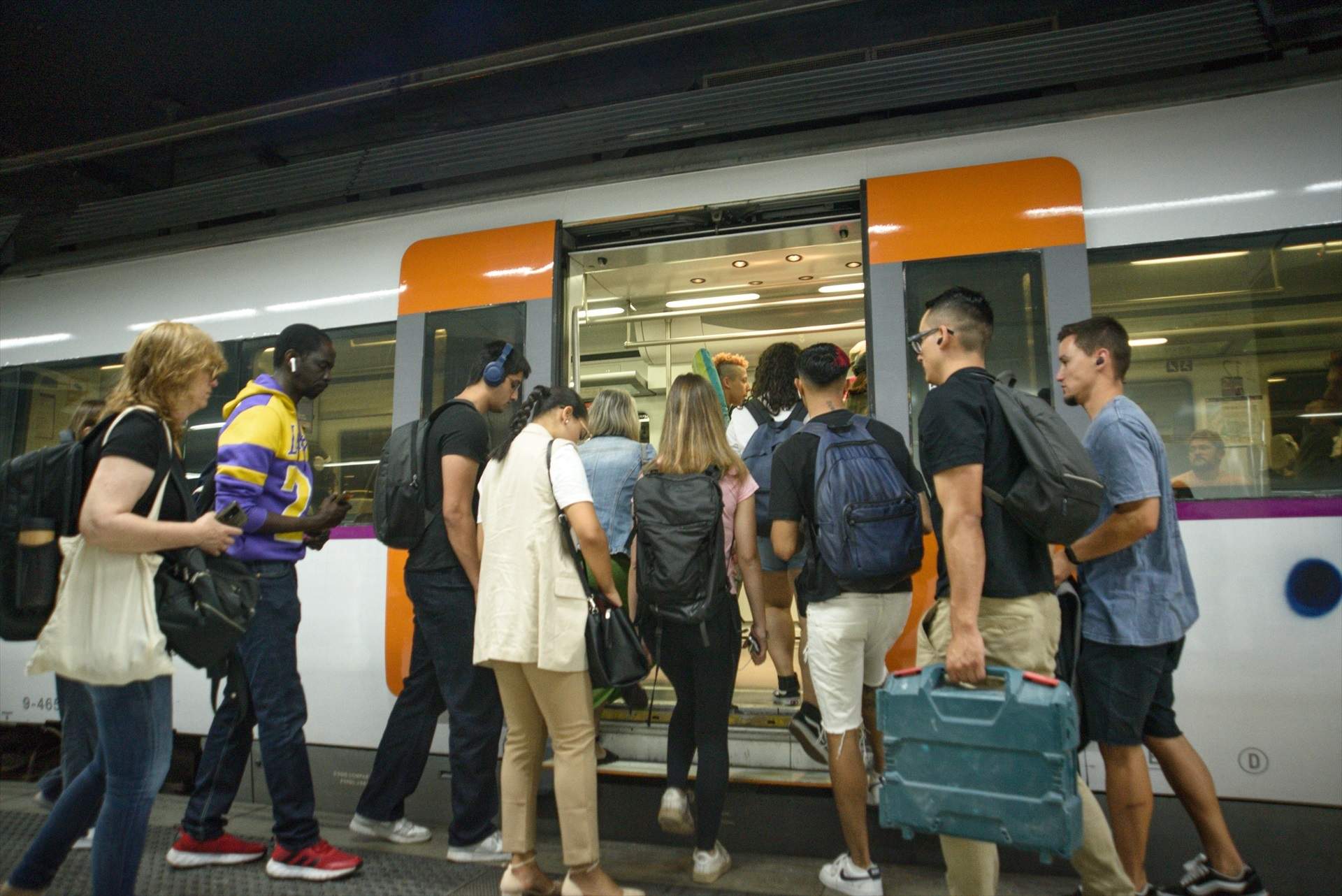 Viajeros de un tren de la red de Rodalies Renfe, en la estación de Sants de Barcelona.