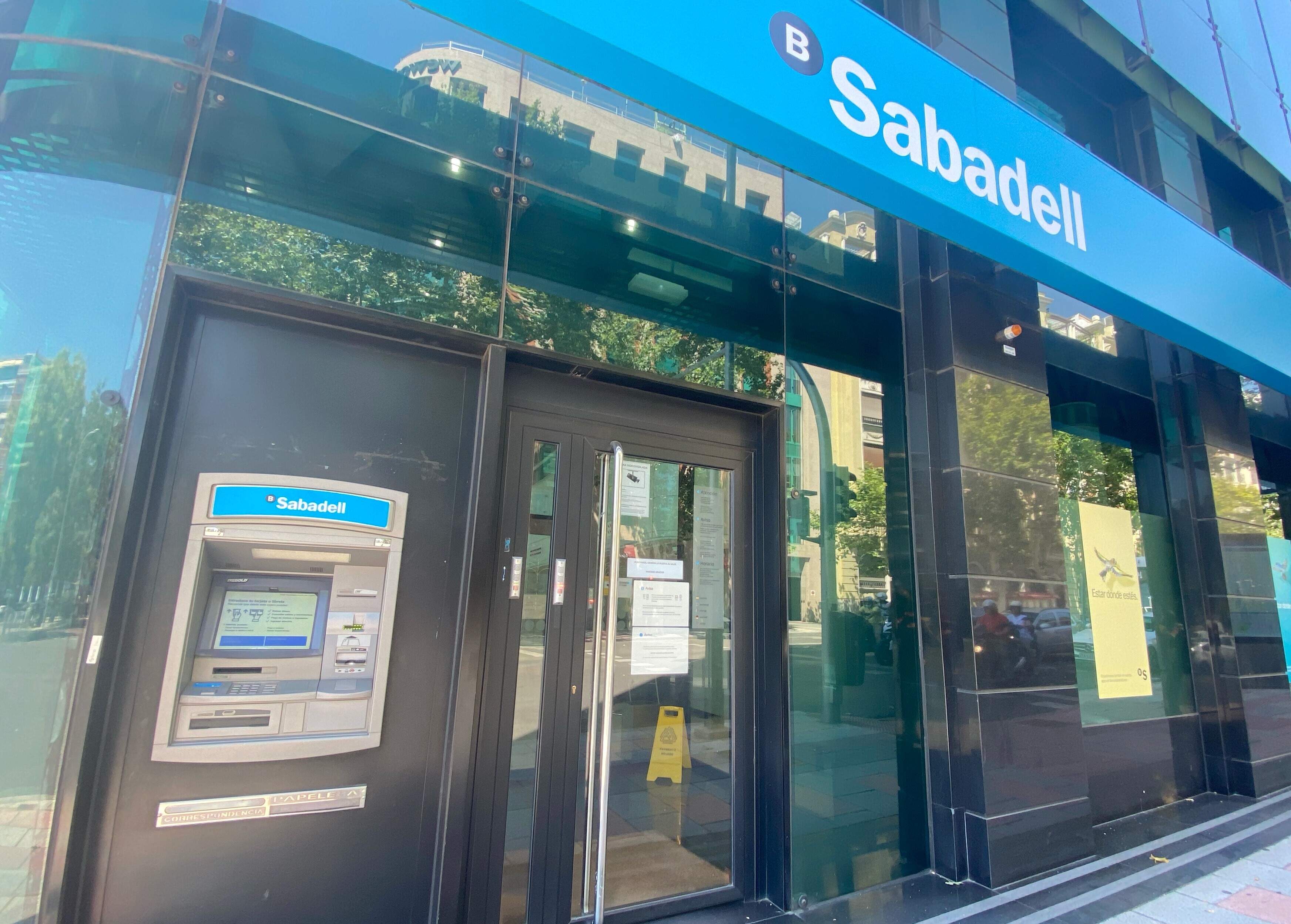 Una de las oficinas del Banco Sabadell, en Madrid. Europa Press