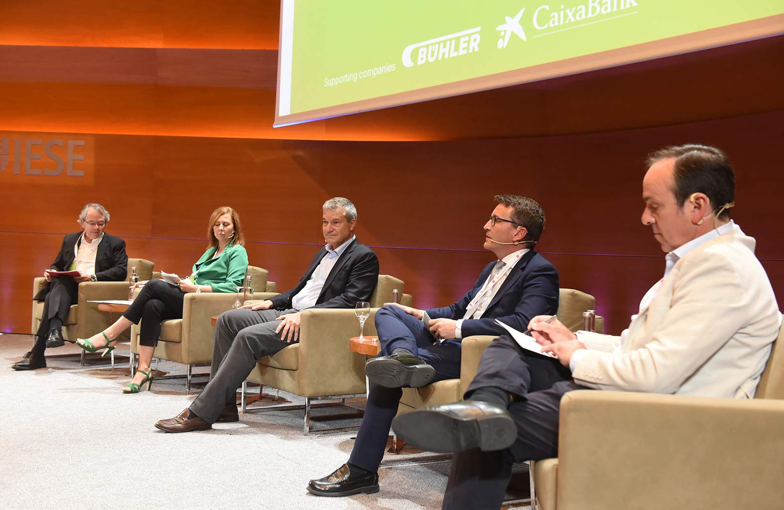 Los representantes de FIAB, Ecoembes, Asedas y Aecoc, con el profesor Miquel Lladó, en una de las sesiones en el Iese.