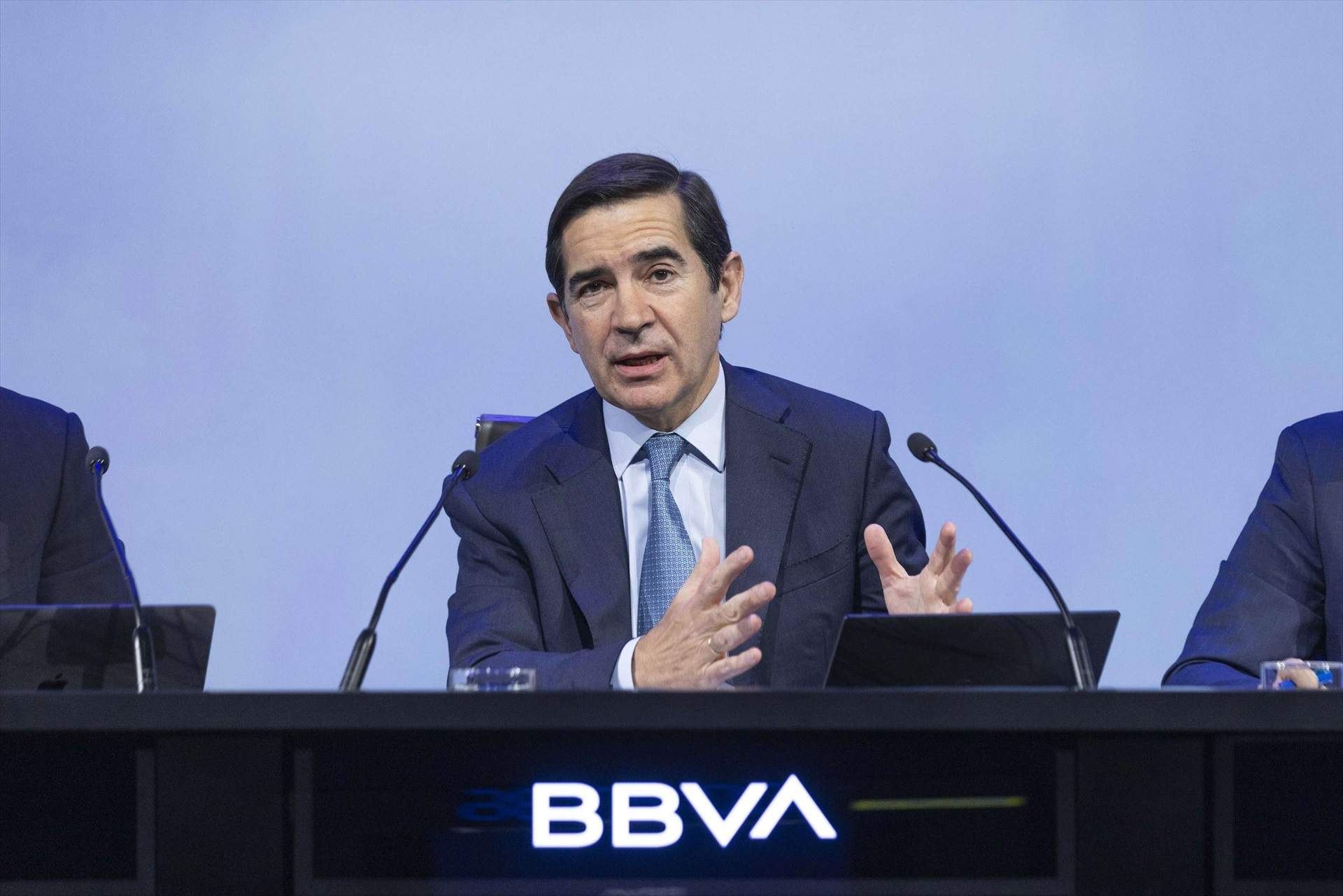 Torres afirma que el mercado valora más la opa de BBVA que el proyecto de Sabadell en solitario