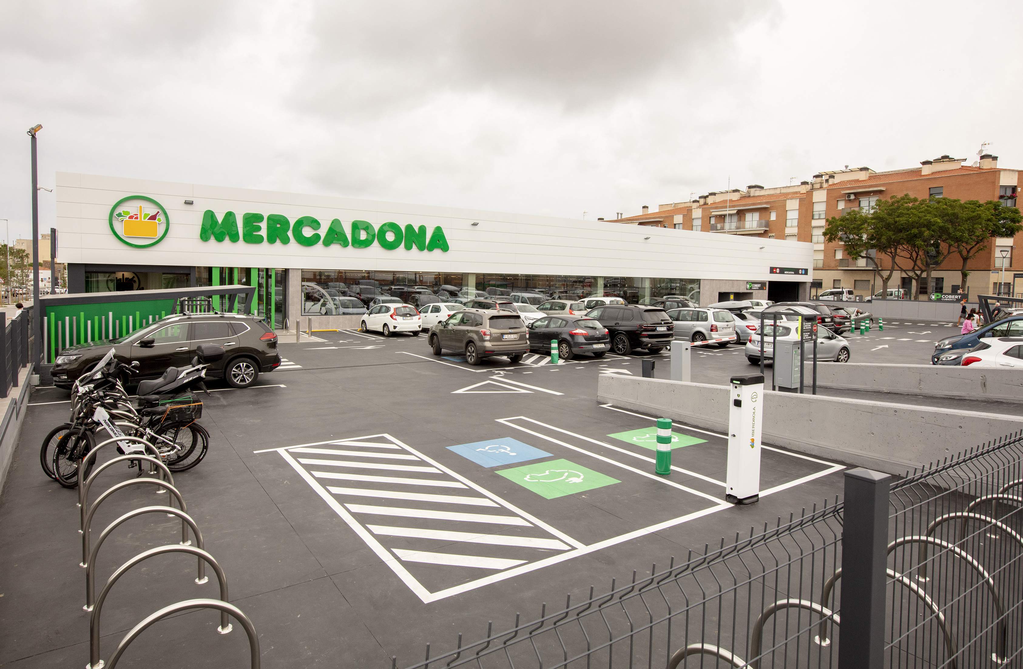 FOTOGRAFIA Exterior del nou supermercat eficient Mercadona a Cambrils